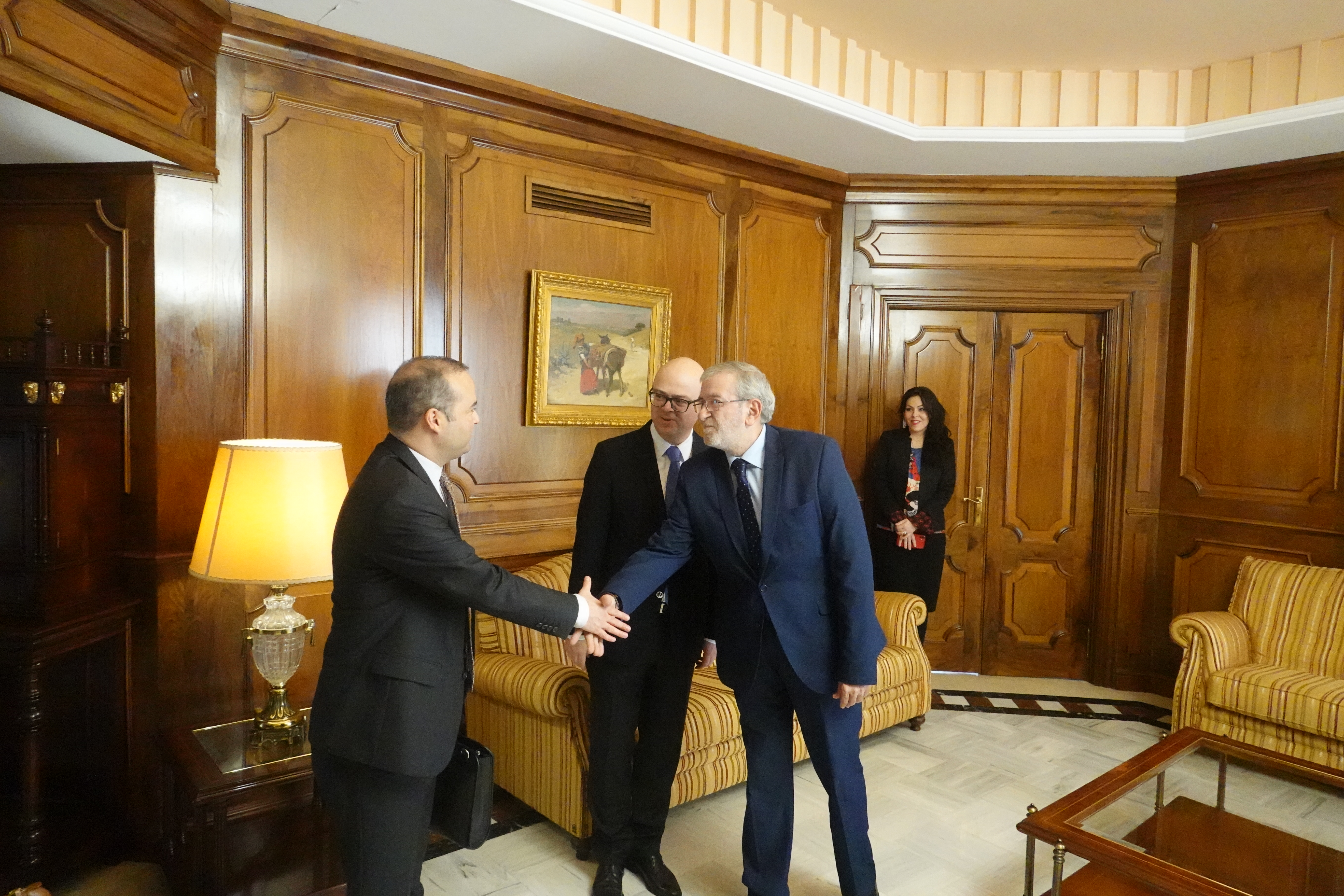 El presidente de la Asamblea, Alberto Castillo, saluda al cónsul general de Turquía en Barcelona, Güçiü Kalafat