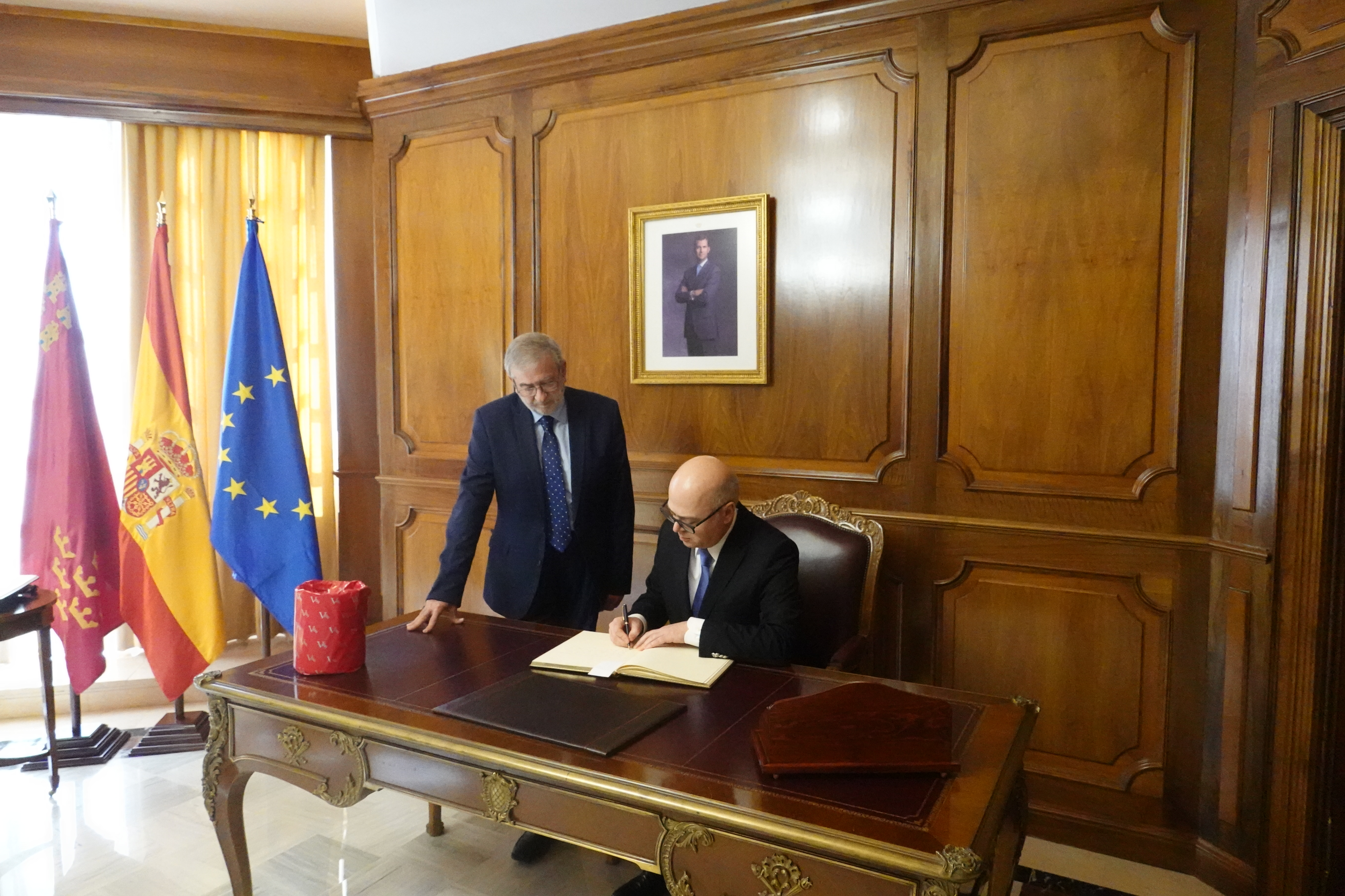 El embajador de Turquía en España, Cihad Erginay, firma en el libro de honor, en presencia del presidente de la Asamblea, Alberto Castillo