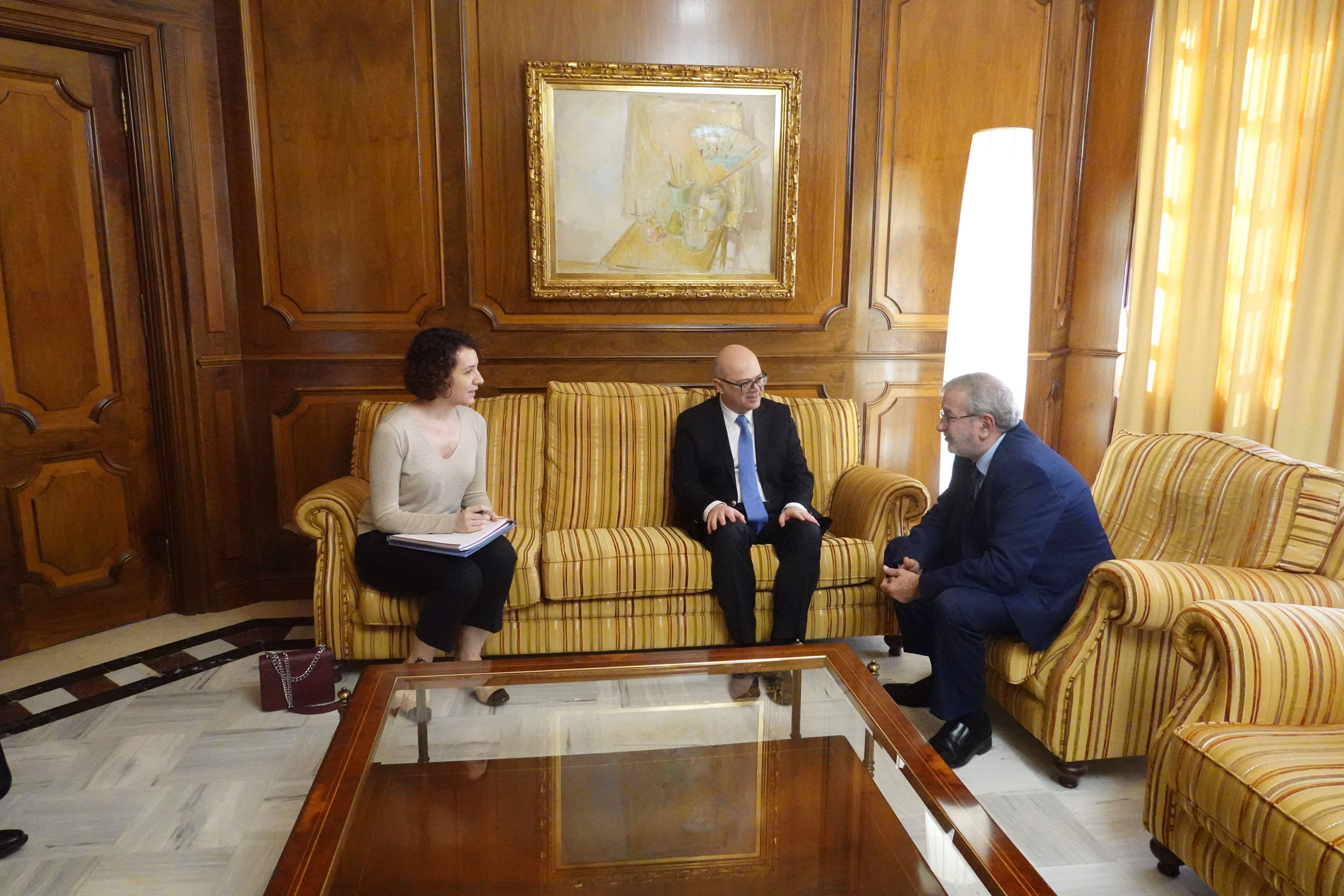 El embajador de Turquía en España, Cihad Erginay, charla con el presidente de la Asamblea, Alberto Castillo, en el salón del Príncipe