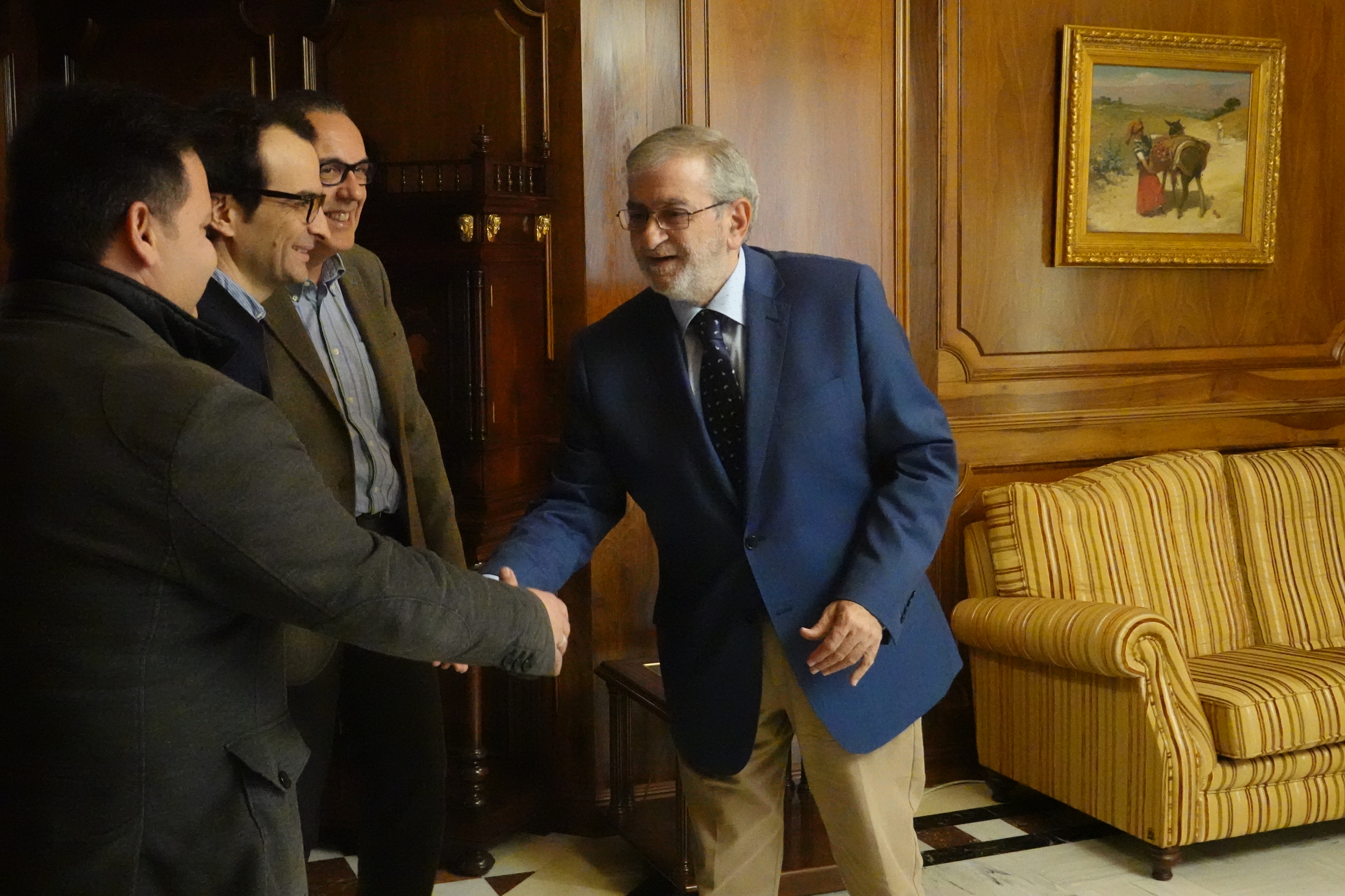 El presidente de la Asamblea, Alberto Castillo, saluda al director de la Orquesta Sinfónica de Cartagena, Leonardo Martínez