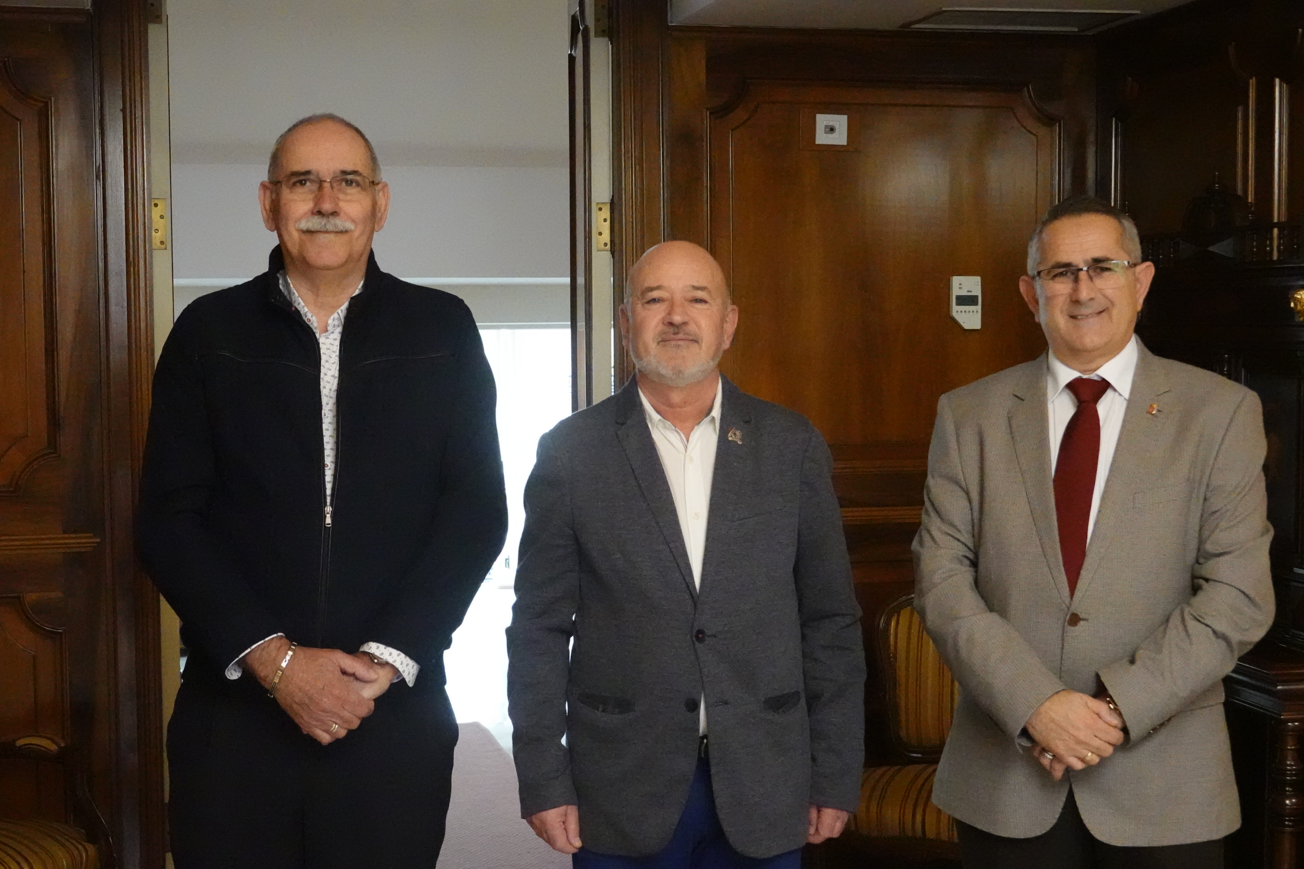 El presidente y el secretario de la Cofradía unionense, Juan Antonio Pérez Campillo, y Rufino Cegarra posan con el alcalde de La Unión, Pedro López Milán