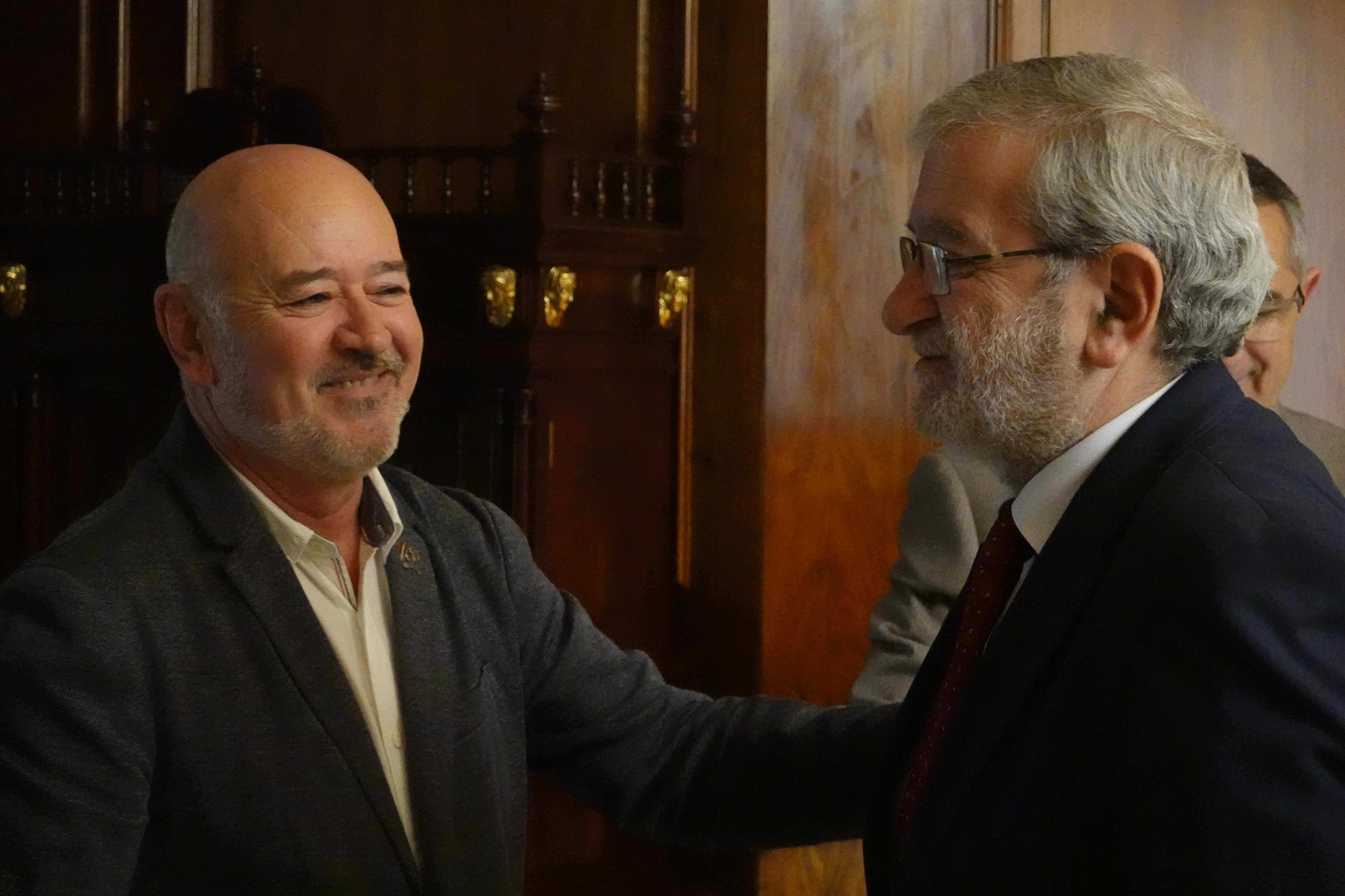 El presidente de la Cofradía del Cristo de los Mineros, Juan Antonio Pérez Campillo, saluda al presidente de la Asamblea