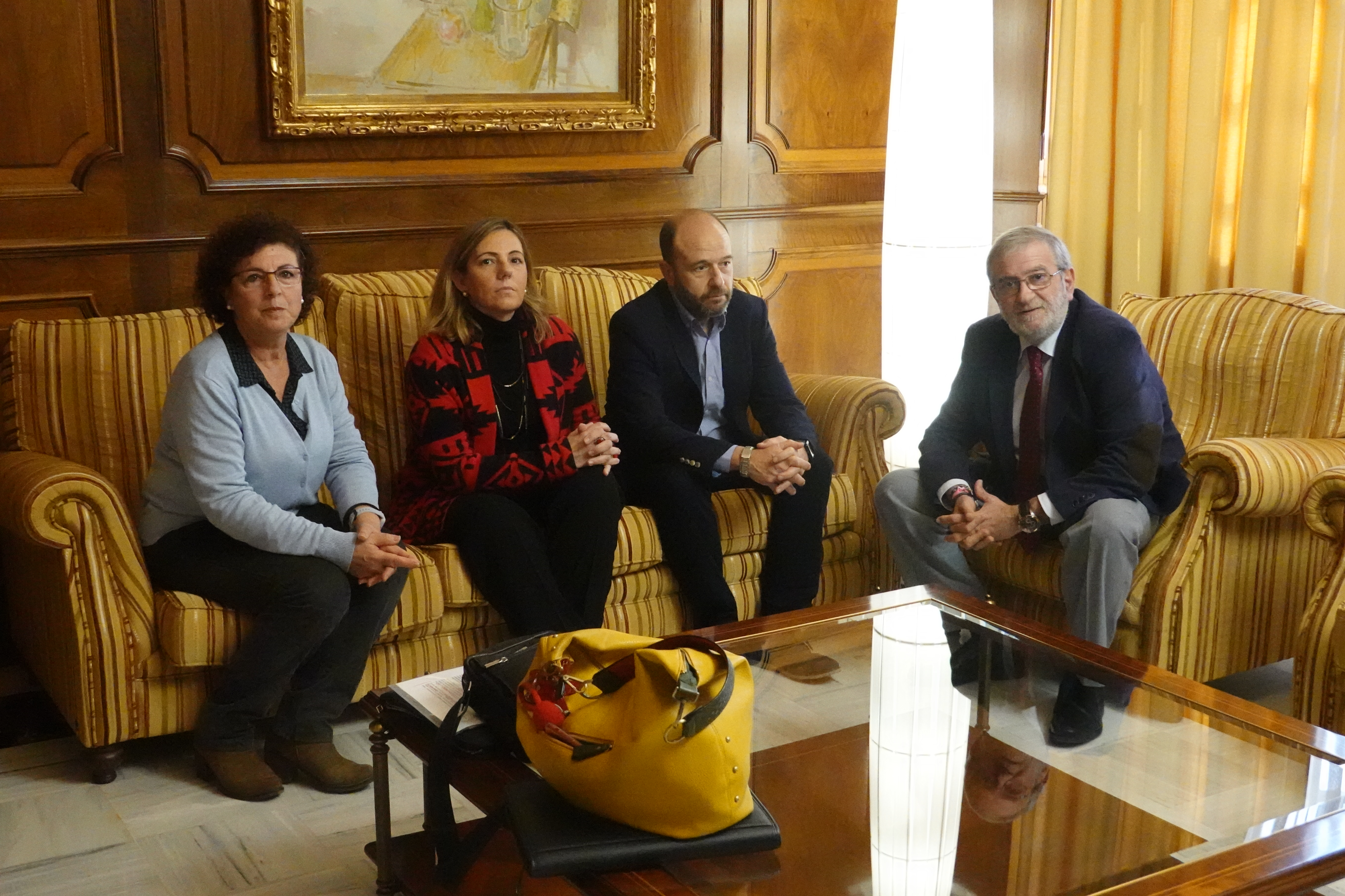 El presidente de la Asamblea, Alberto Castillo, con los miembros de la directiva de la Asociación Asperger