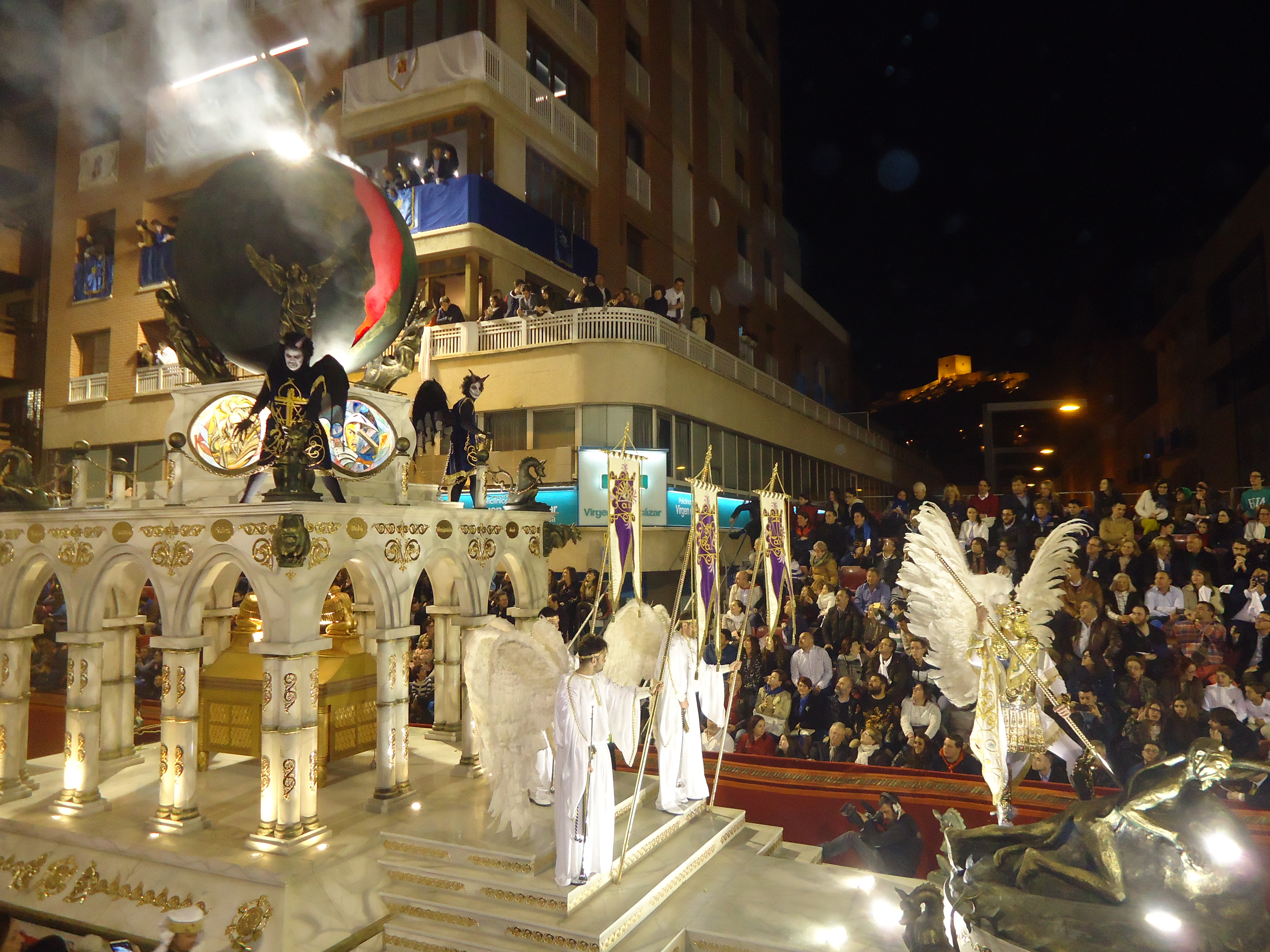 La presidenta de la Asamblea, Rosa Peñalver, asistió al desfile bíblico pasional del Viernes Santo lorquino