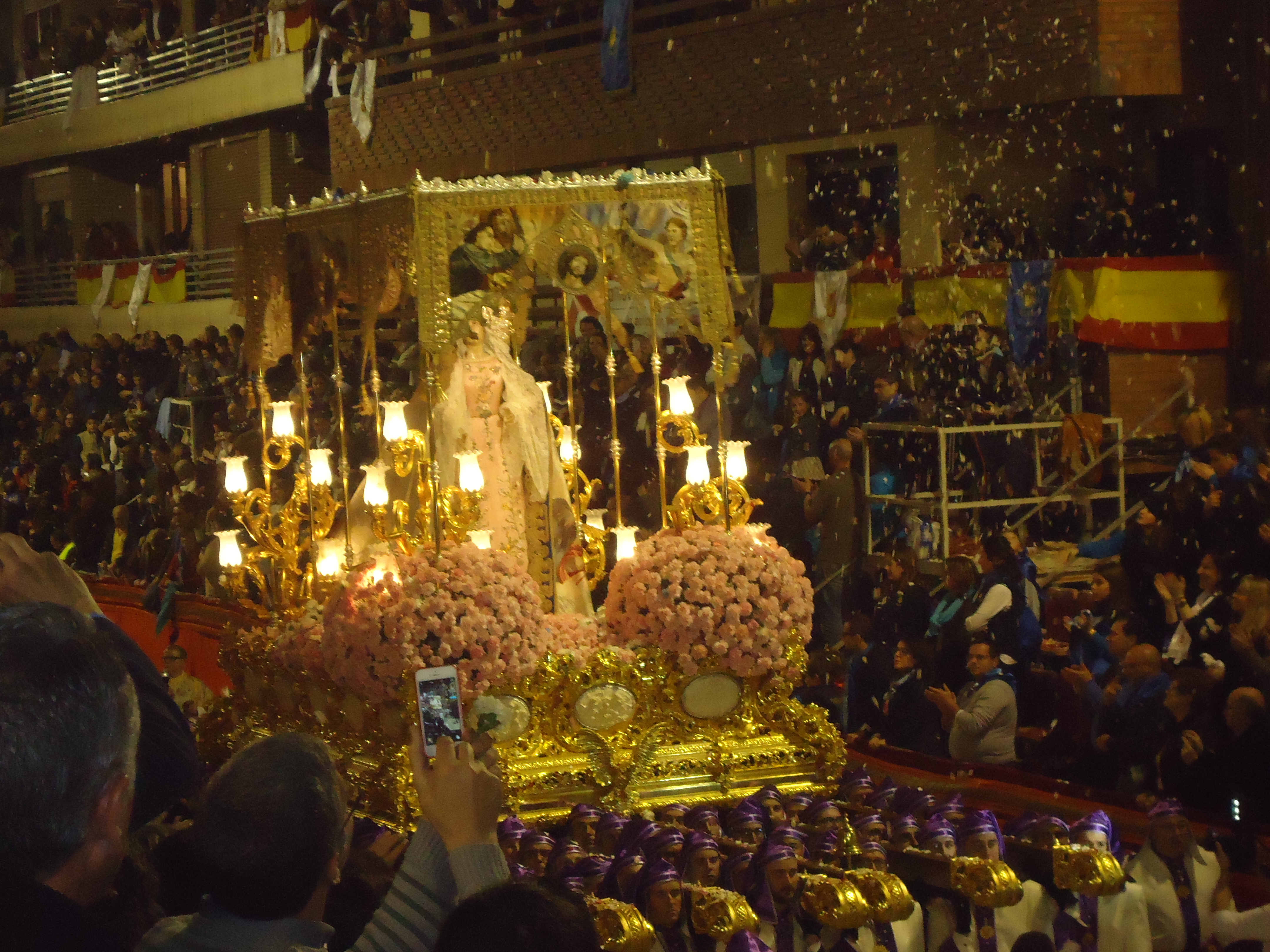 La presidenta de la Asamblea, Rosa Peñalver, asistió al desfile bíblico pasional del Viernes Santo lorquino