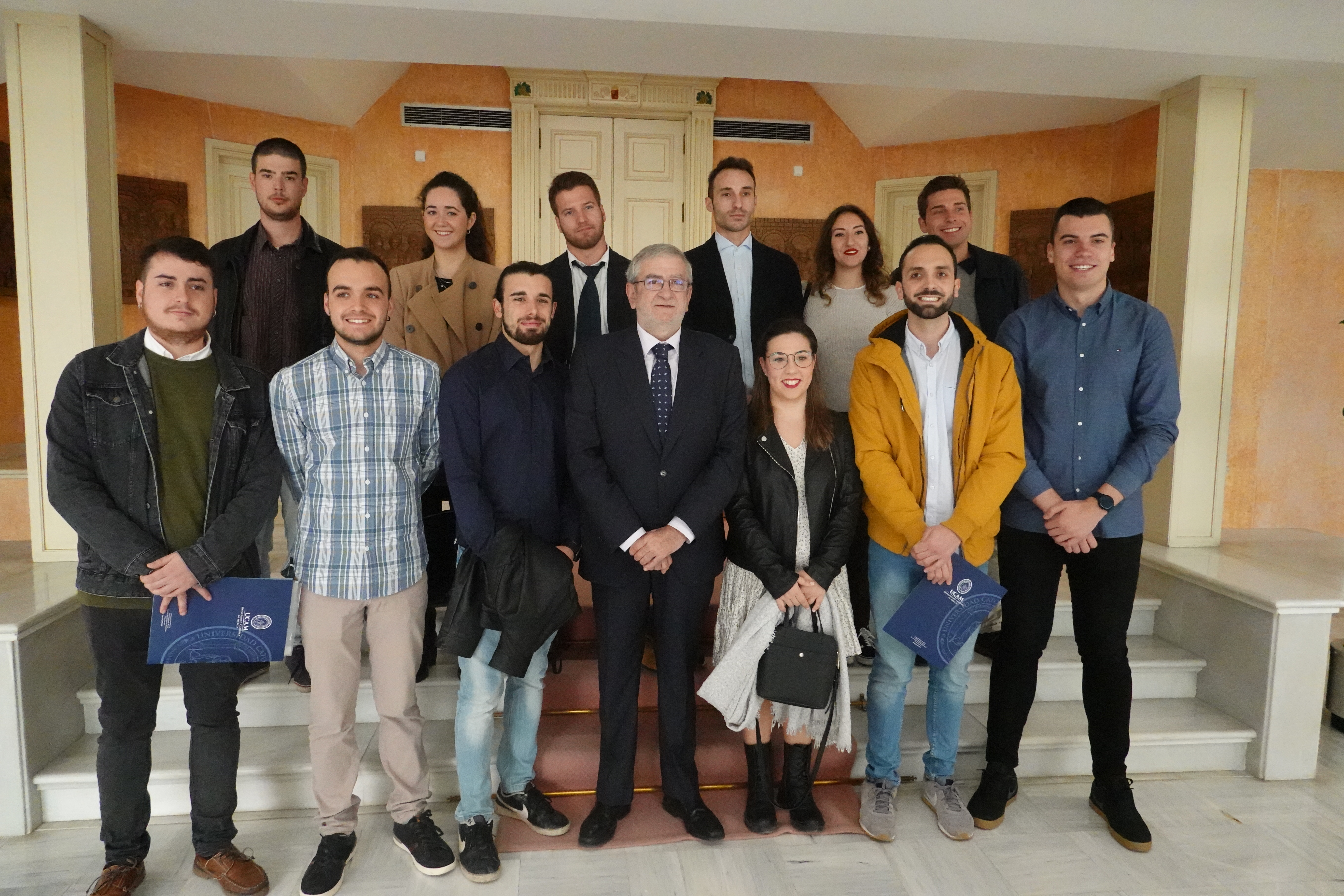 El presidente de la Asamblea Regional, Alberto Castillo, junto a los representantes de la UCAM