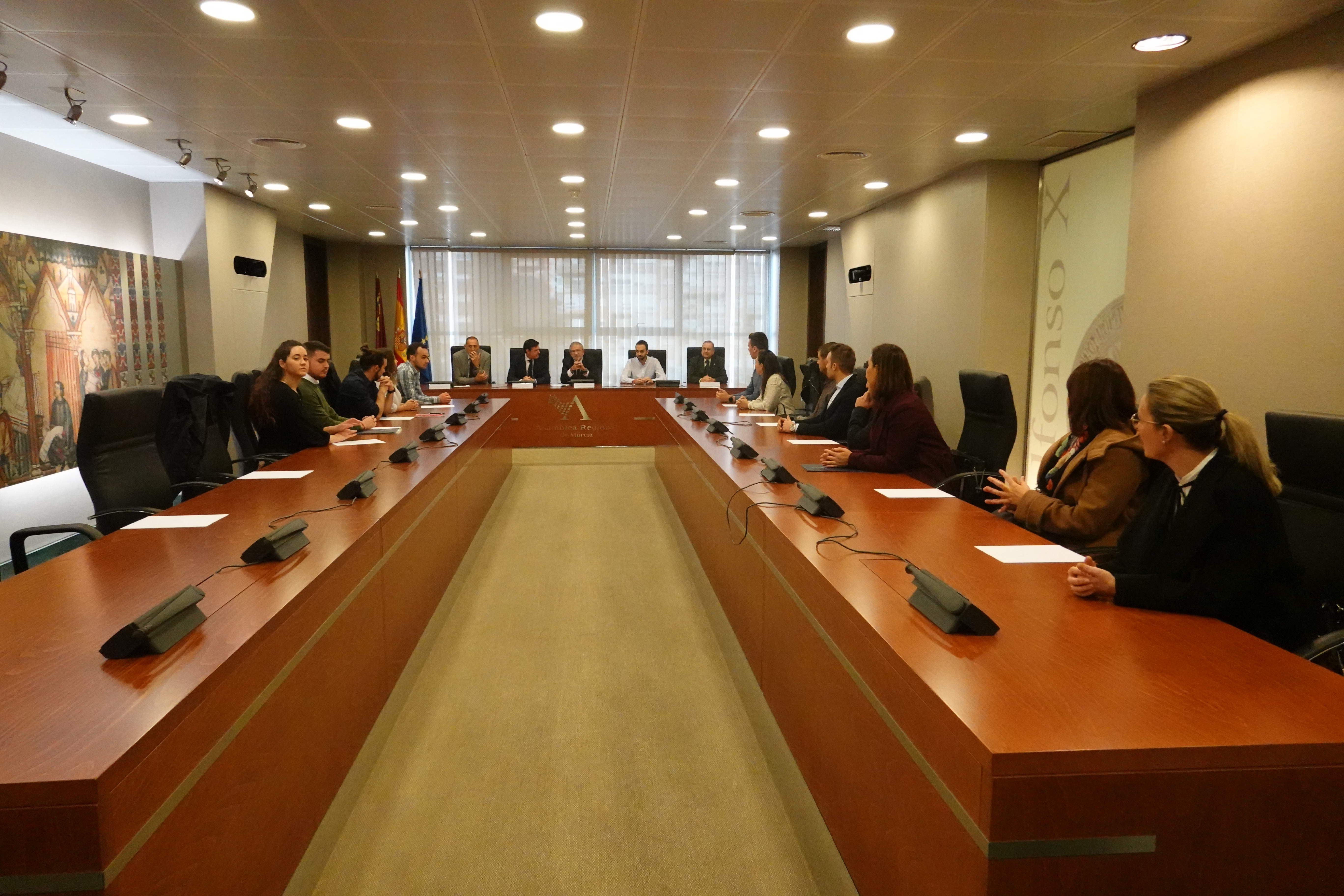 Alberto Castillo se ha reunido con los miembros del Consejo de Estudiantes en el salón Alfonso X el Sabio