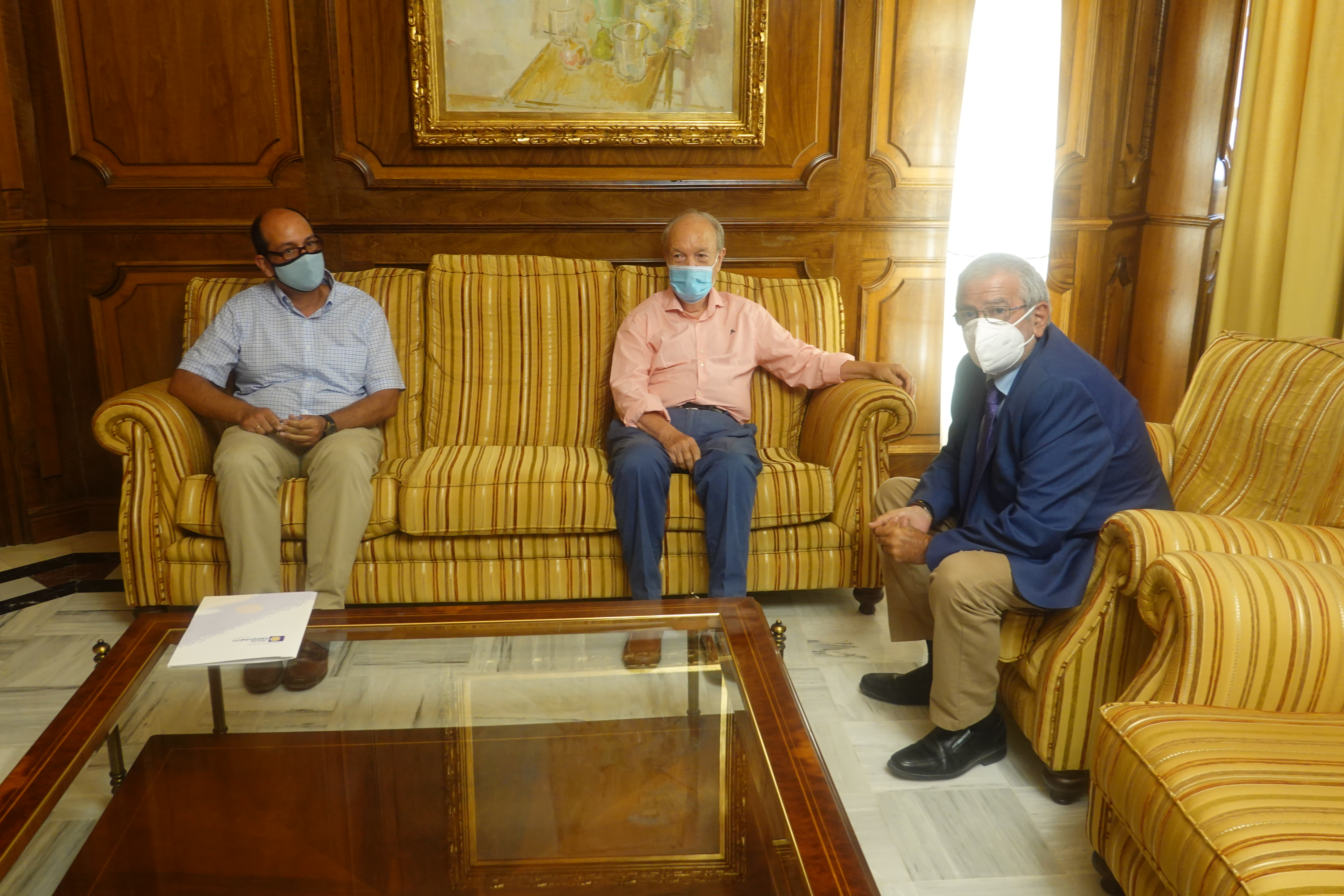 José Moreno Espinosa y Daniel Fernández López junto a Alberto Castillo, momentos antes de la reunión