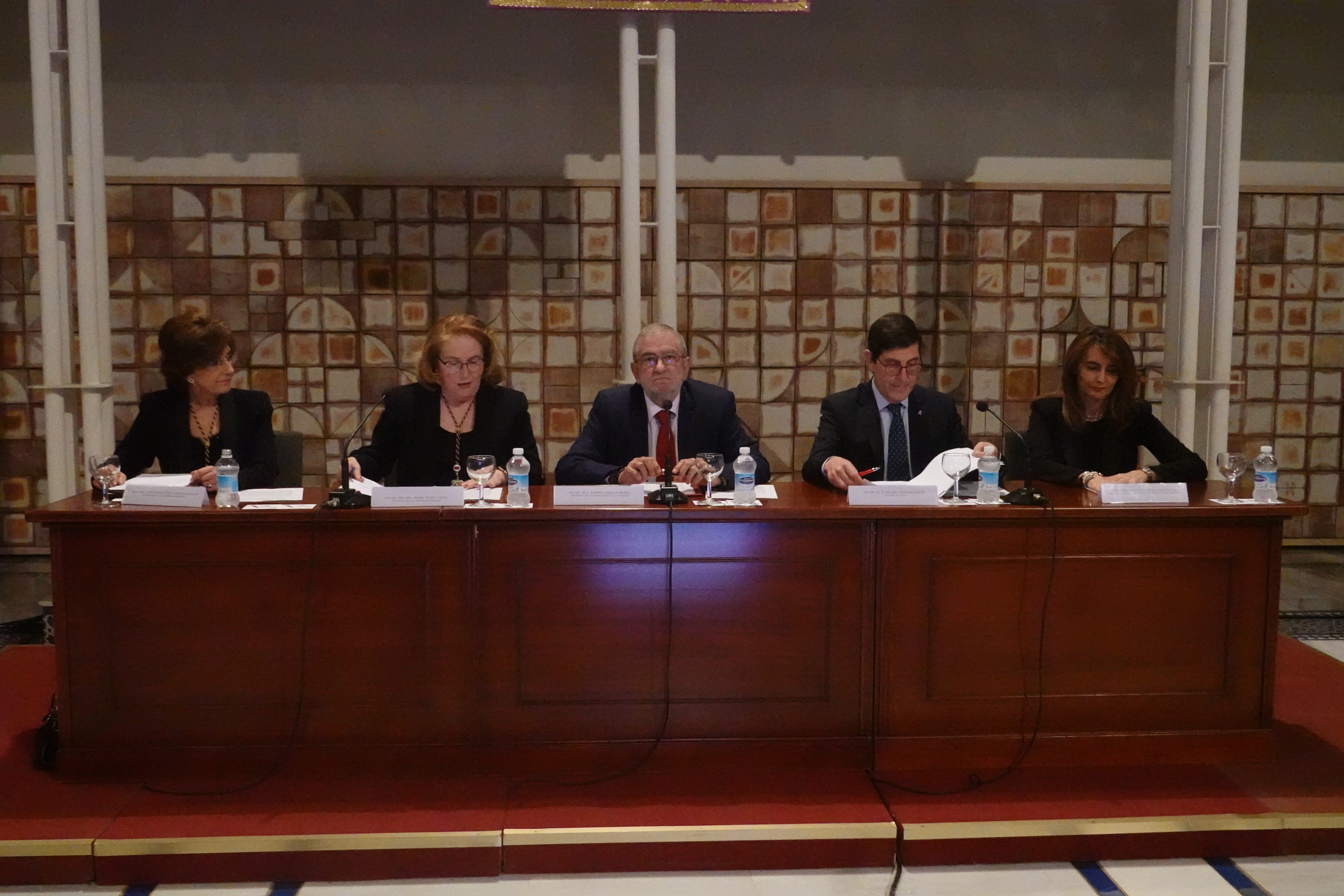 Purificación Castillo, Isabel Tovar, Alberto Castillo, Manuel Villegas e Isabel Portea, en la mesa presidencial del acto