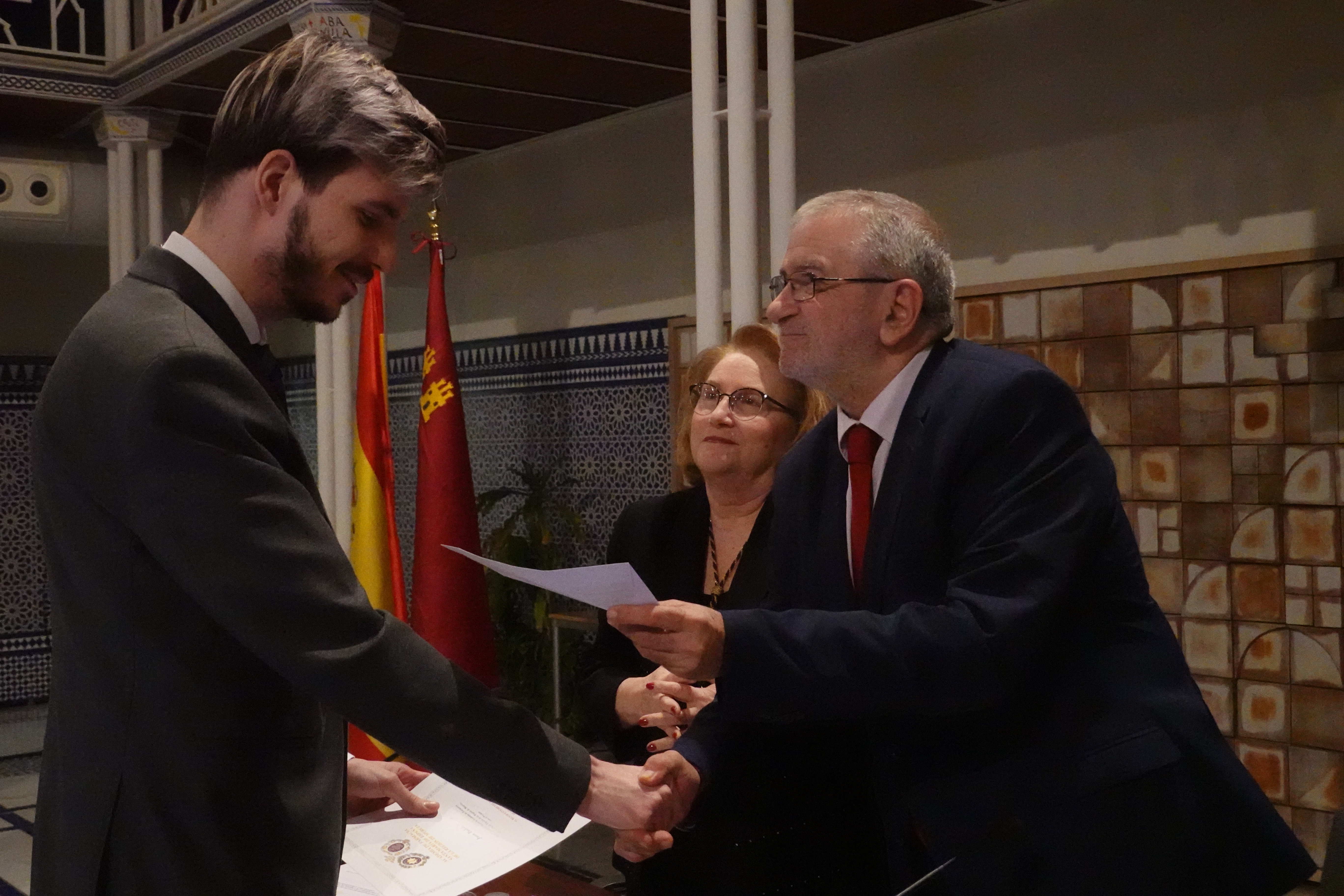 Alberto Castillo entrega el cheque Juan Tudela Tomás, mejor expediente académico del grado de farmacia por la UMU