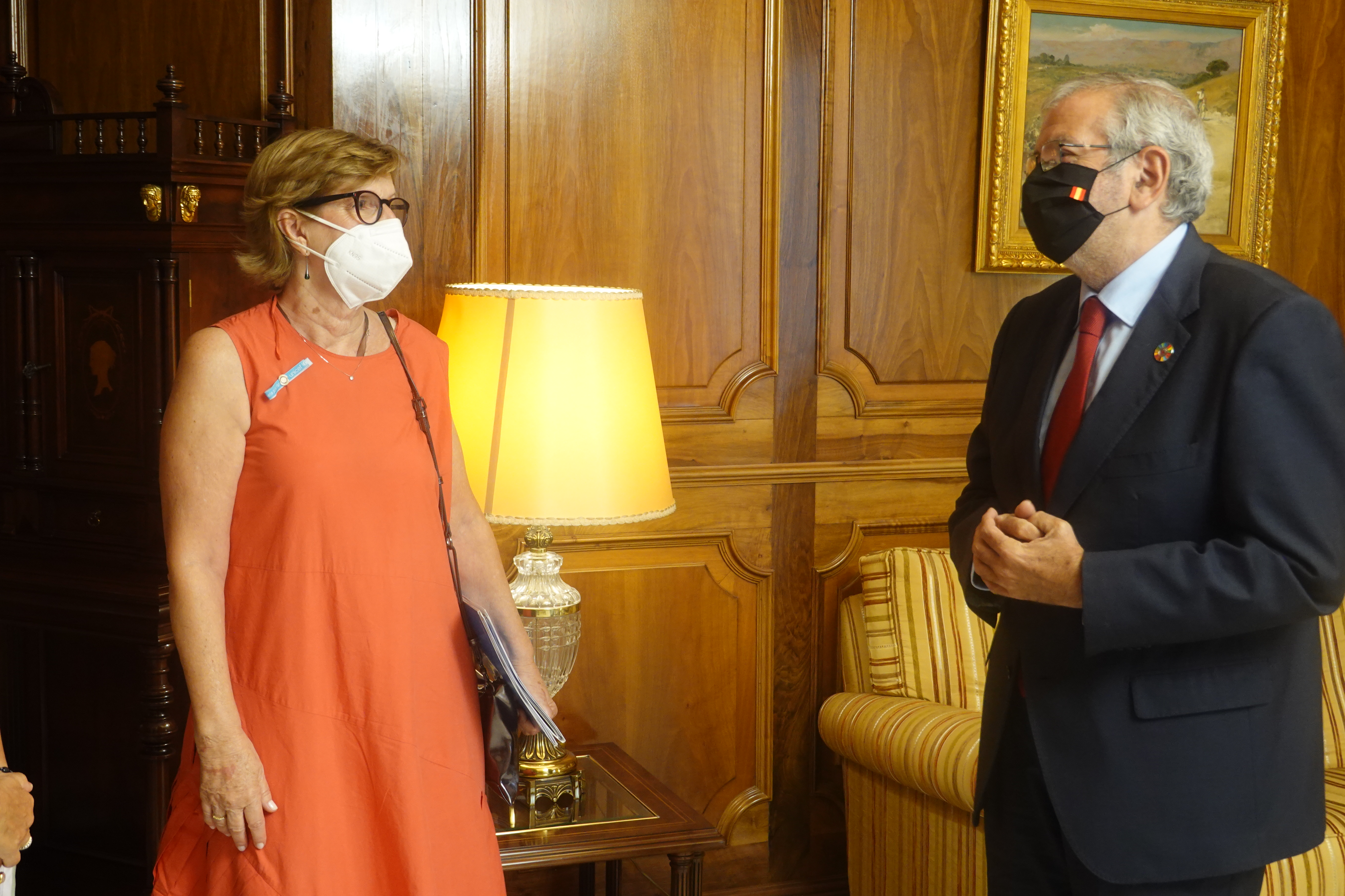 La presidenta de Unicef Murcia Amparo Marzal conversa con Alberto Castillo, presidente de la Asamblea