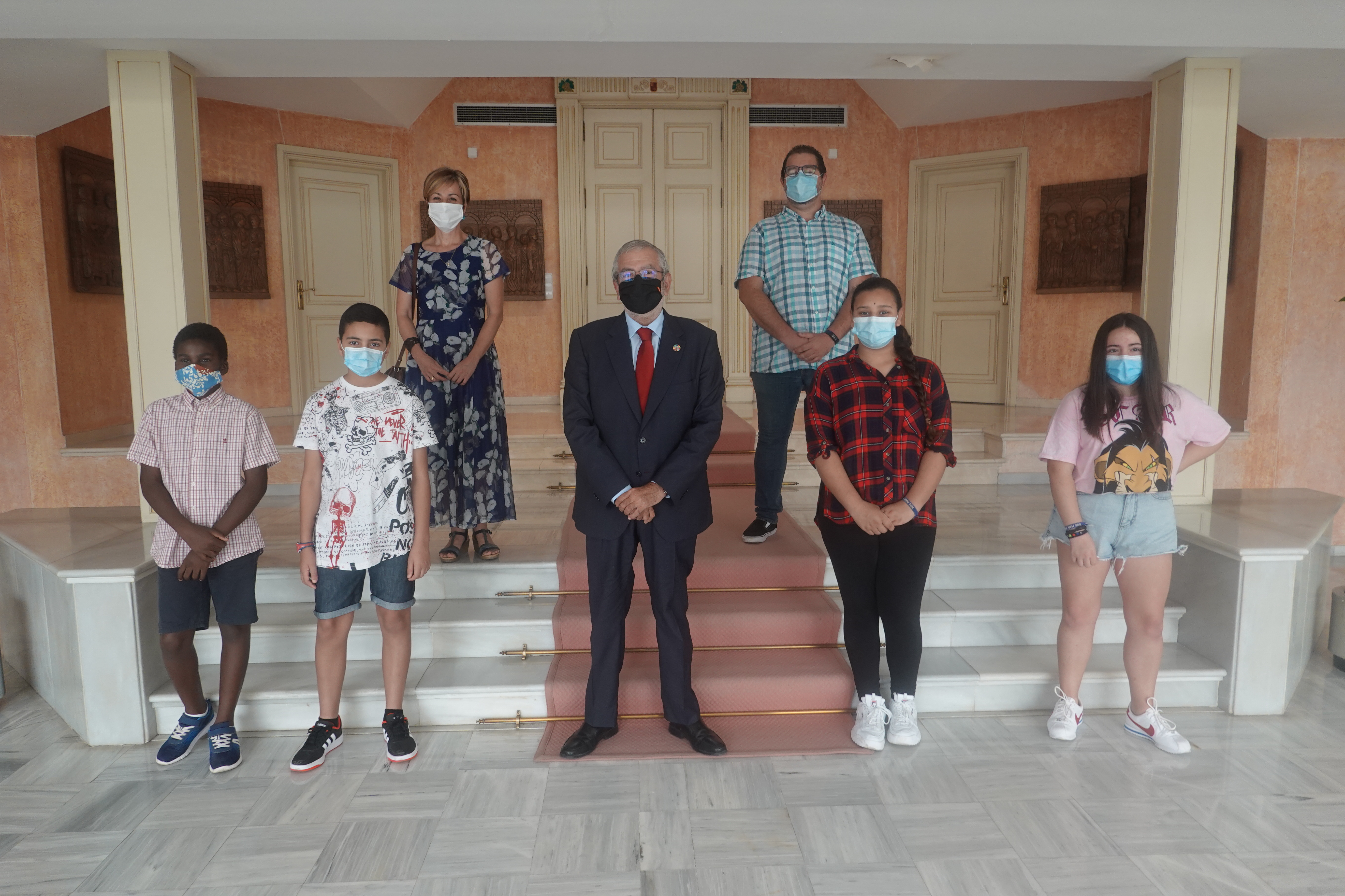 Alumnos y profesores del CEIP La Asomada junto a Alberto Castillo