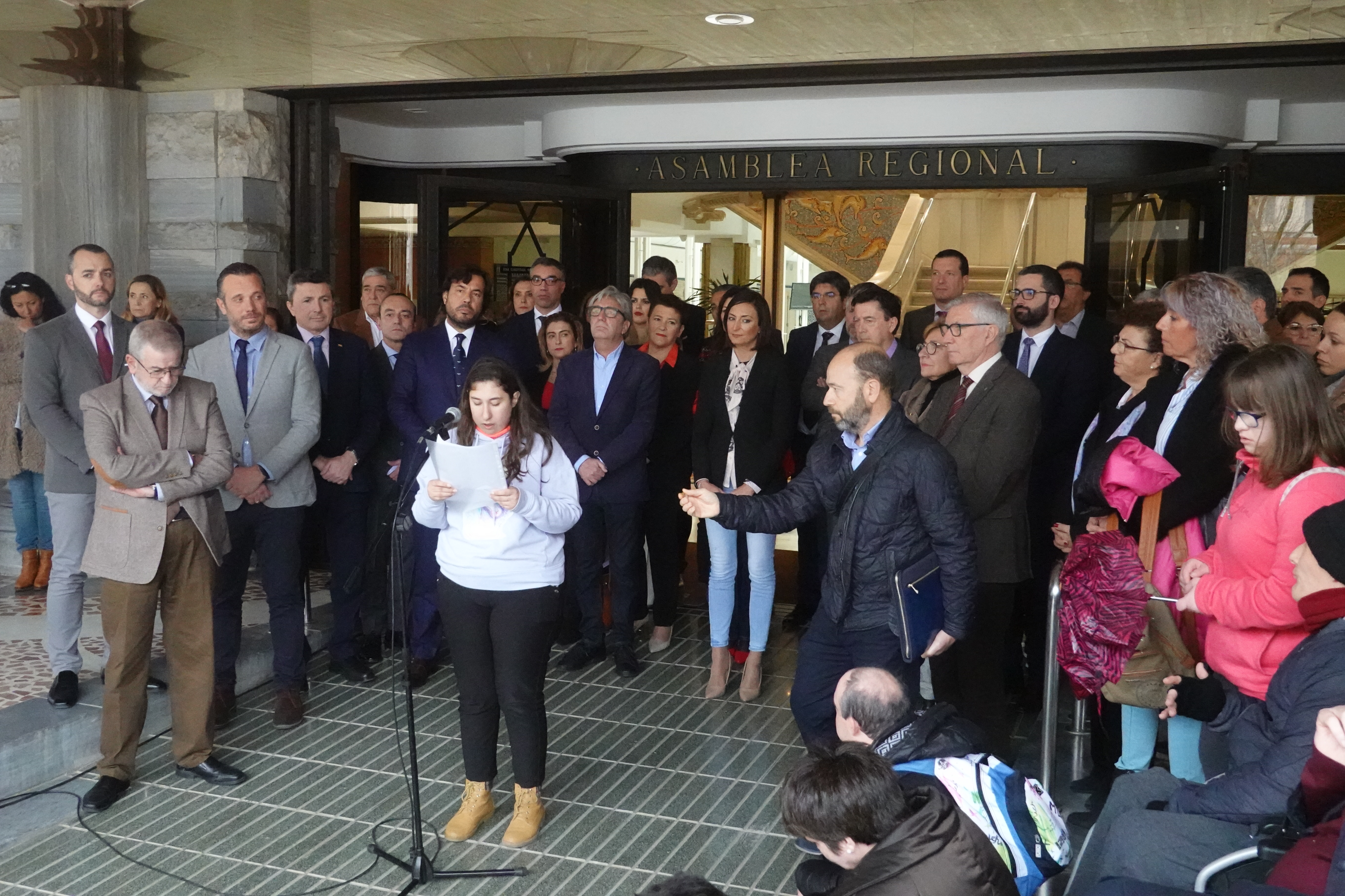La lectura del Manifiesto sobre el síndrome del Asperger ha tenido lugar en los soportales de la Asamblea, por la lluvia