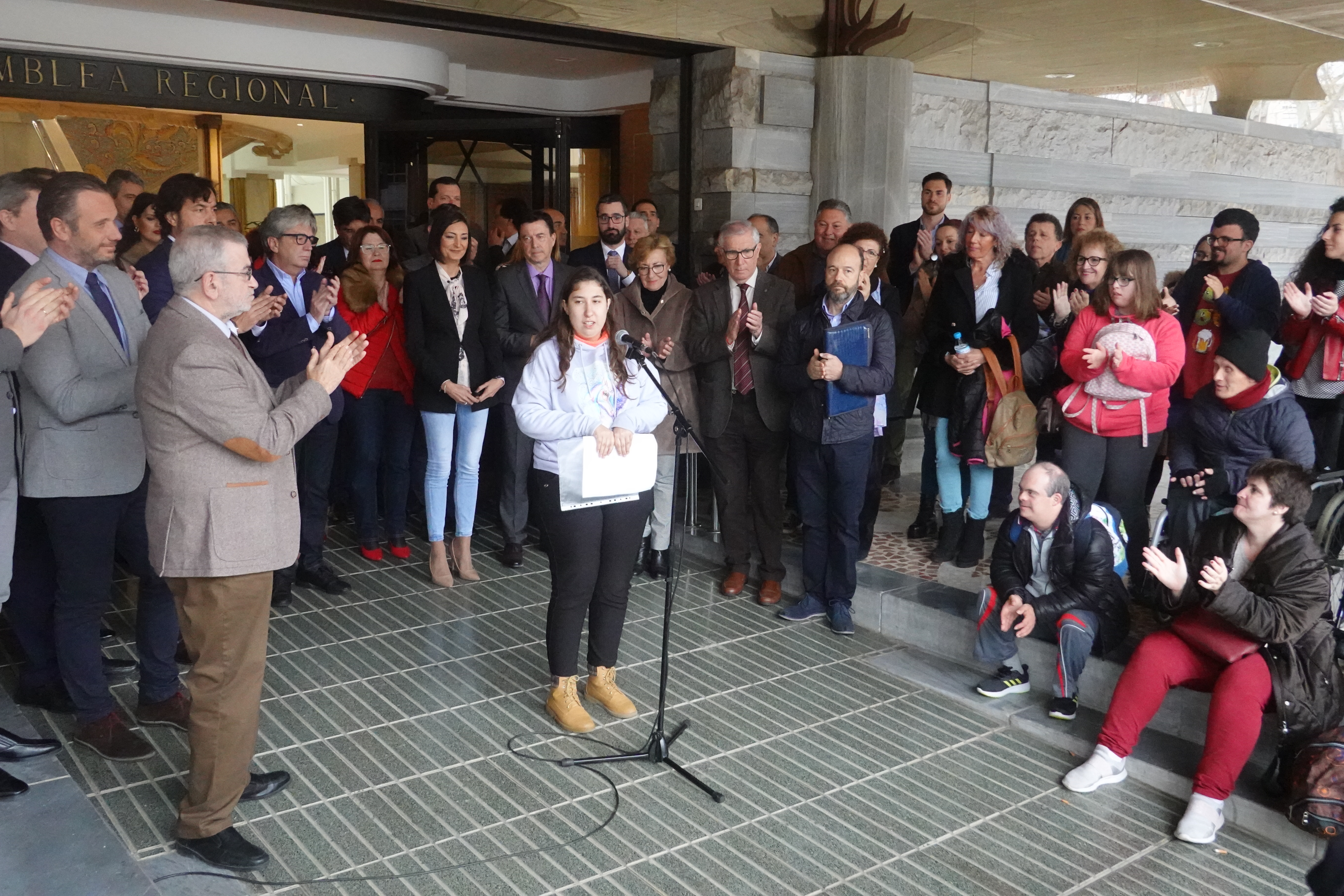Diputados y asistentes al acto aplauden la lectura del Manifiesto
