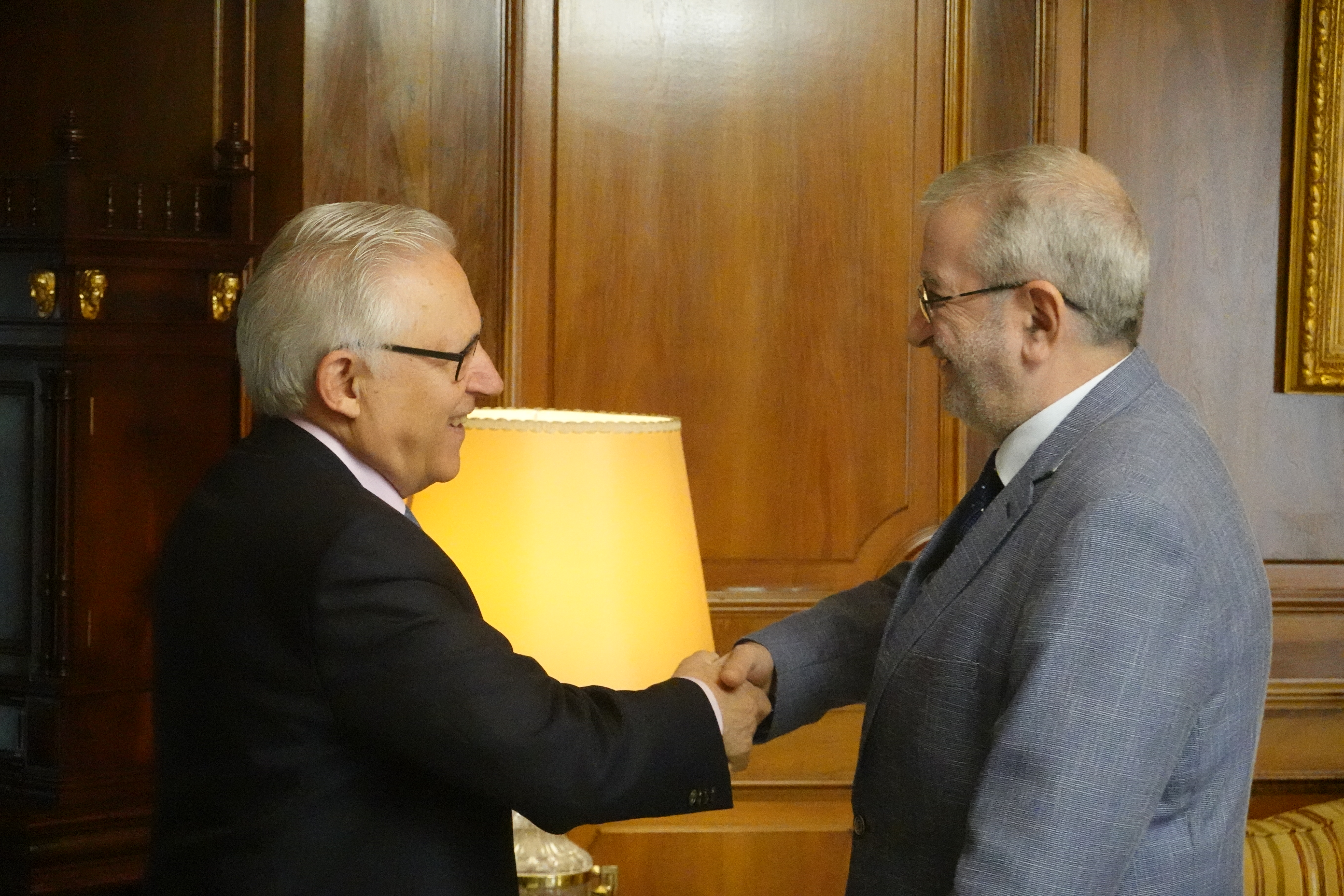 El presidente de la Asamblea, Alberto Castillo, saluda a Arturo Andreu, nuevo decano del Colegio de Periodistas