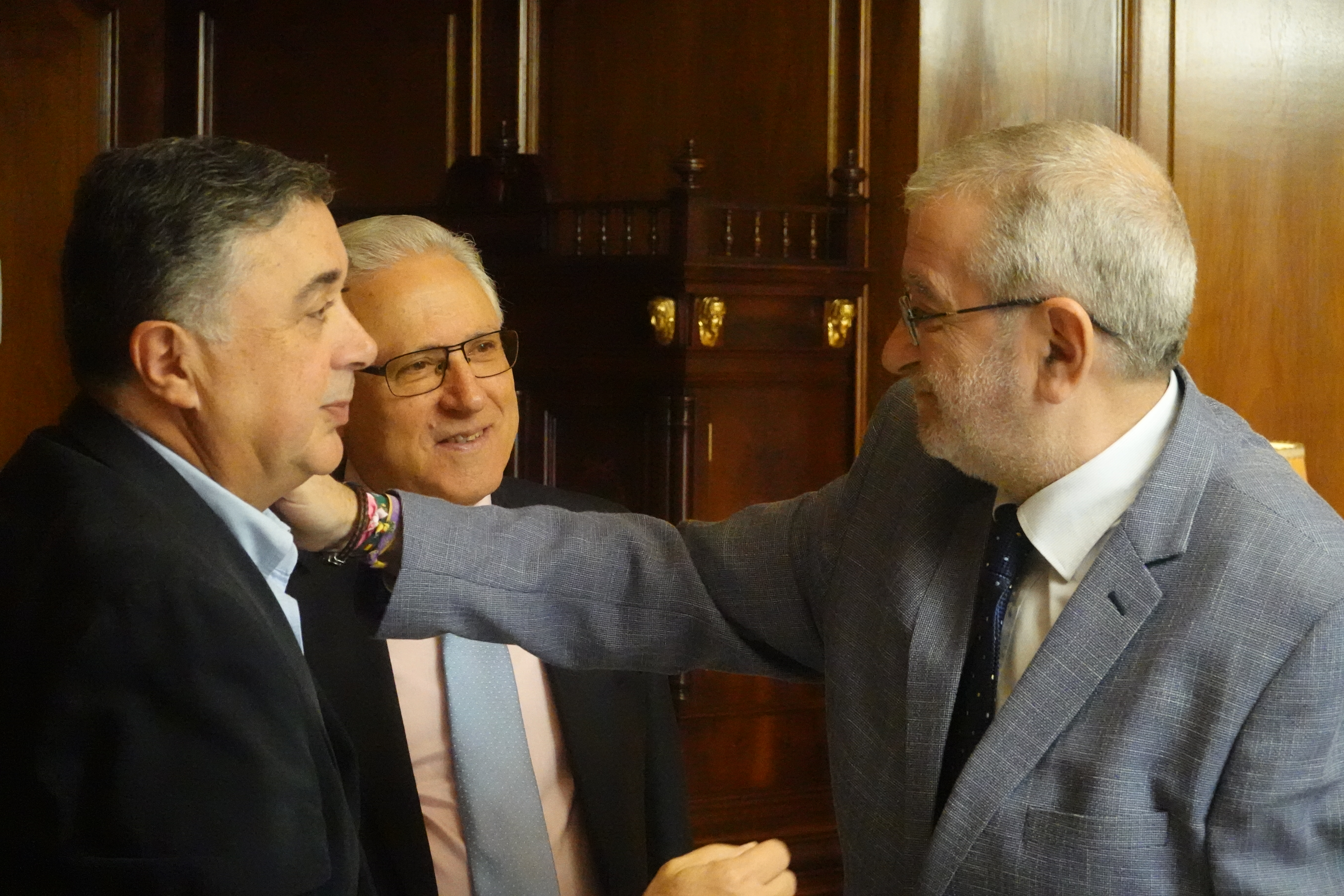 Alberto Castillo saluda a José Manuel Serrano, otro "histórico" del periodismo regional y miembro de la junta directiva del Colegio de Periodistas