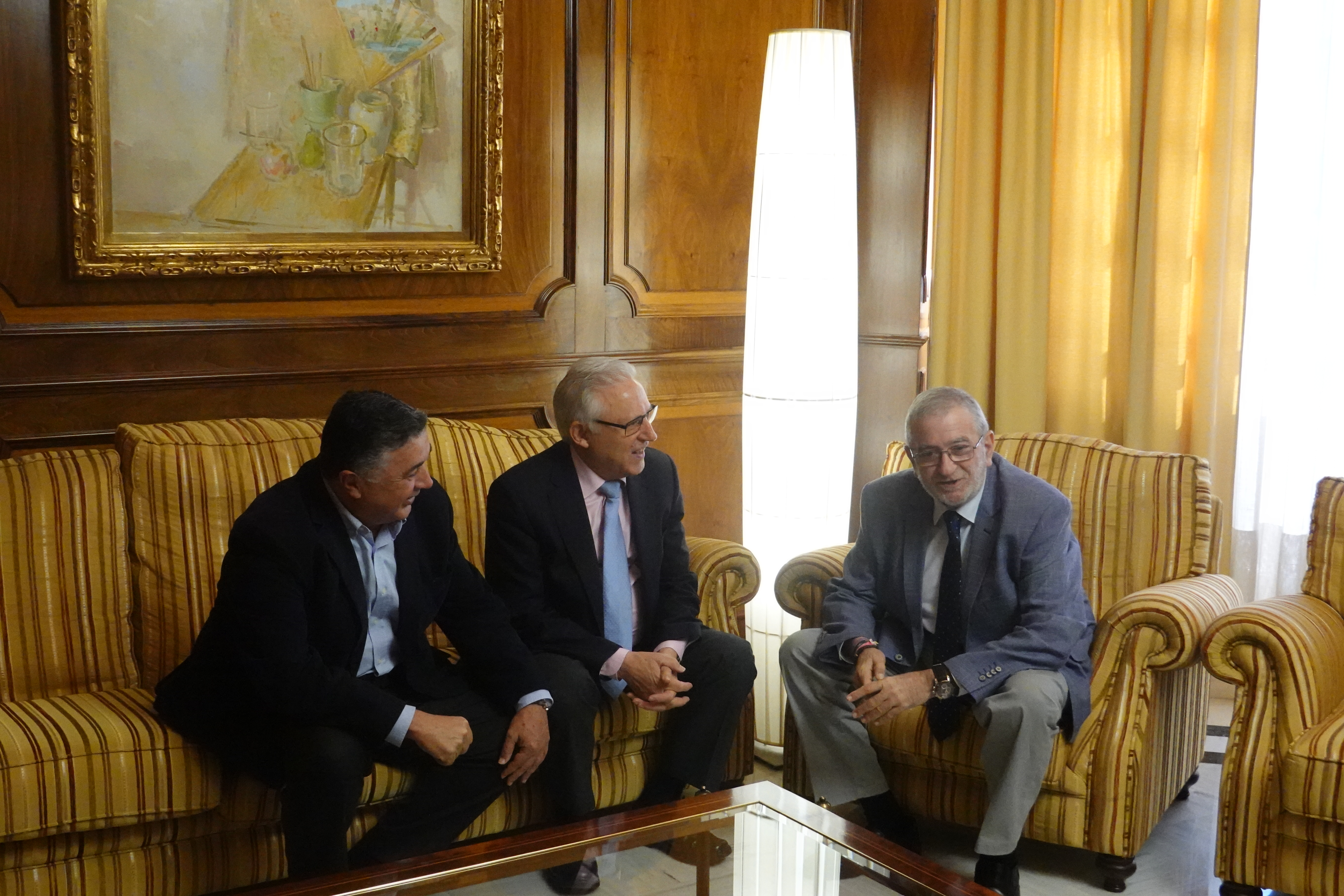 Imagen del cordial encuentro entre el presidente de la Asamblea, Alberto Castillo, y los periodistas Arturo Andreu y José Manuel Serrano
