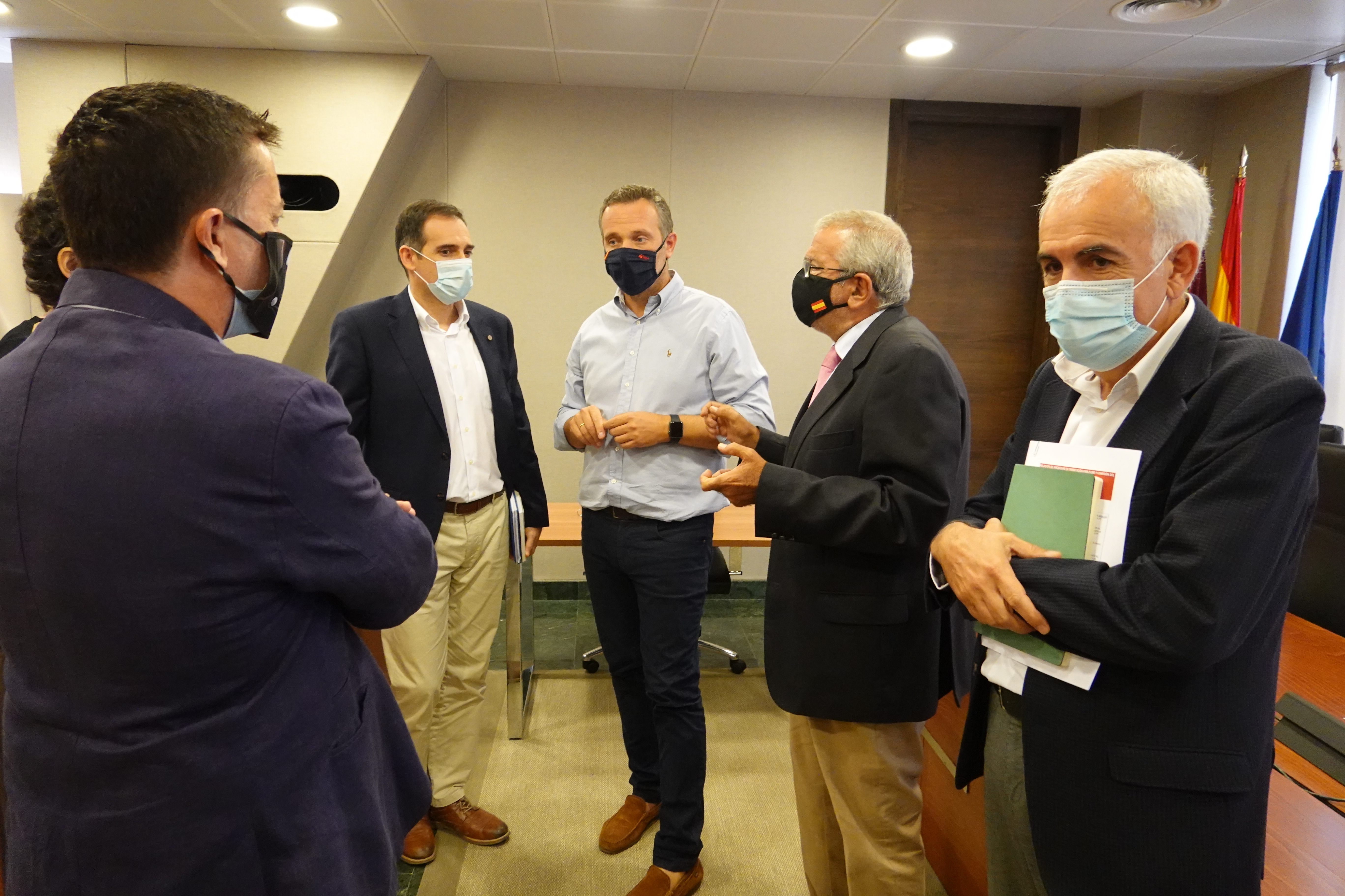 El presidente de la Asamblea Regional, Alberto Castillo, departe con los representantes de los grupos parlamentarios en los instantes previos al inicio de la Junta de Portavoces