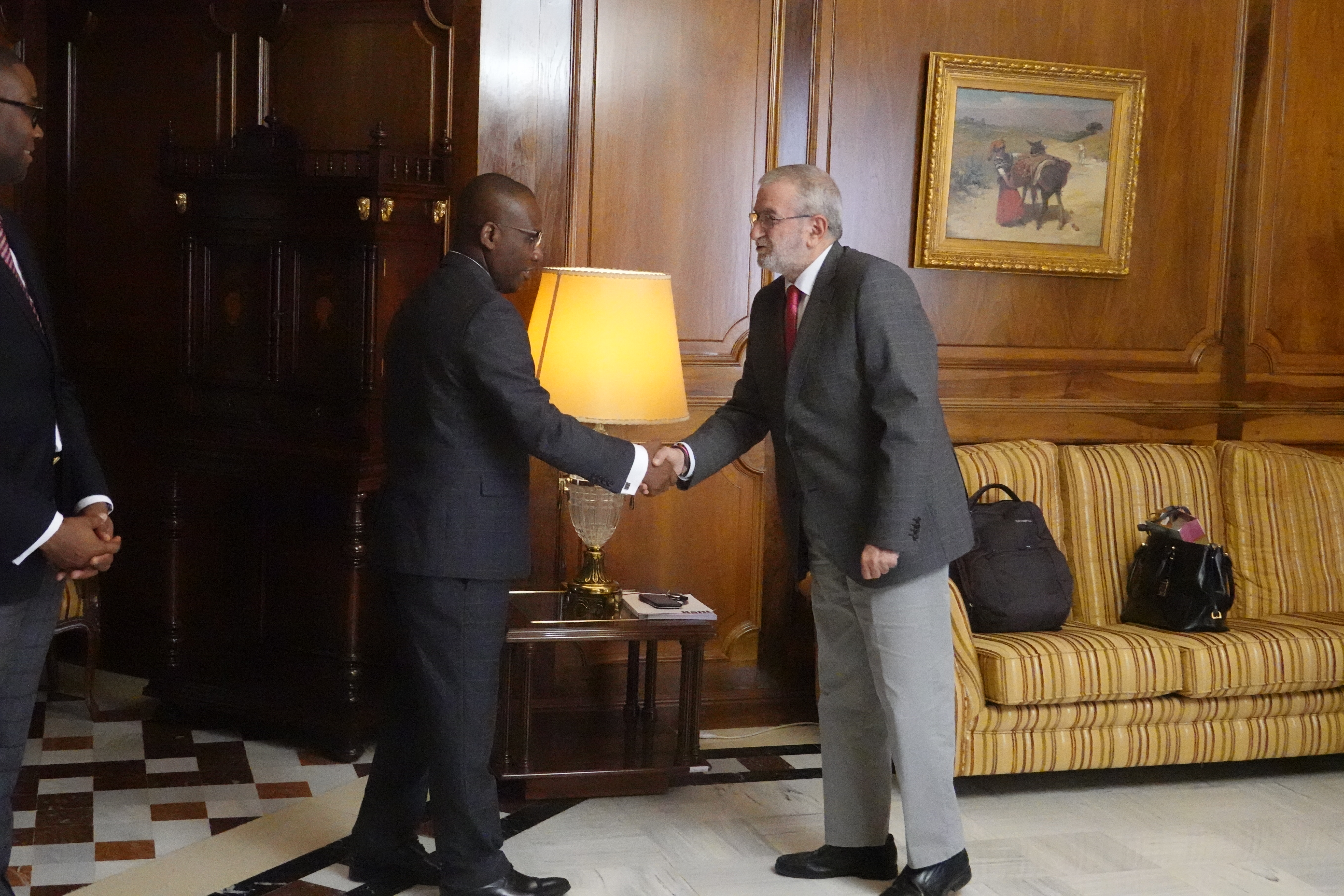 El presidente de la Asamblea, Alberto Castillo, saluda al embajador de Haití, Claude Joseph