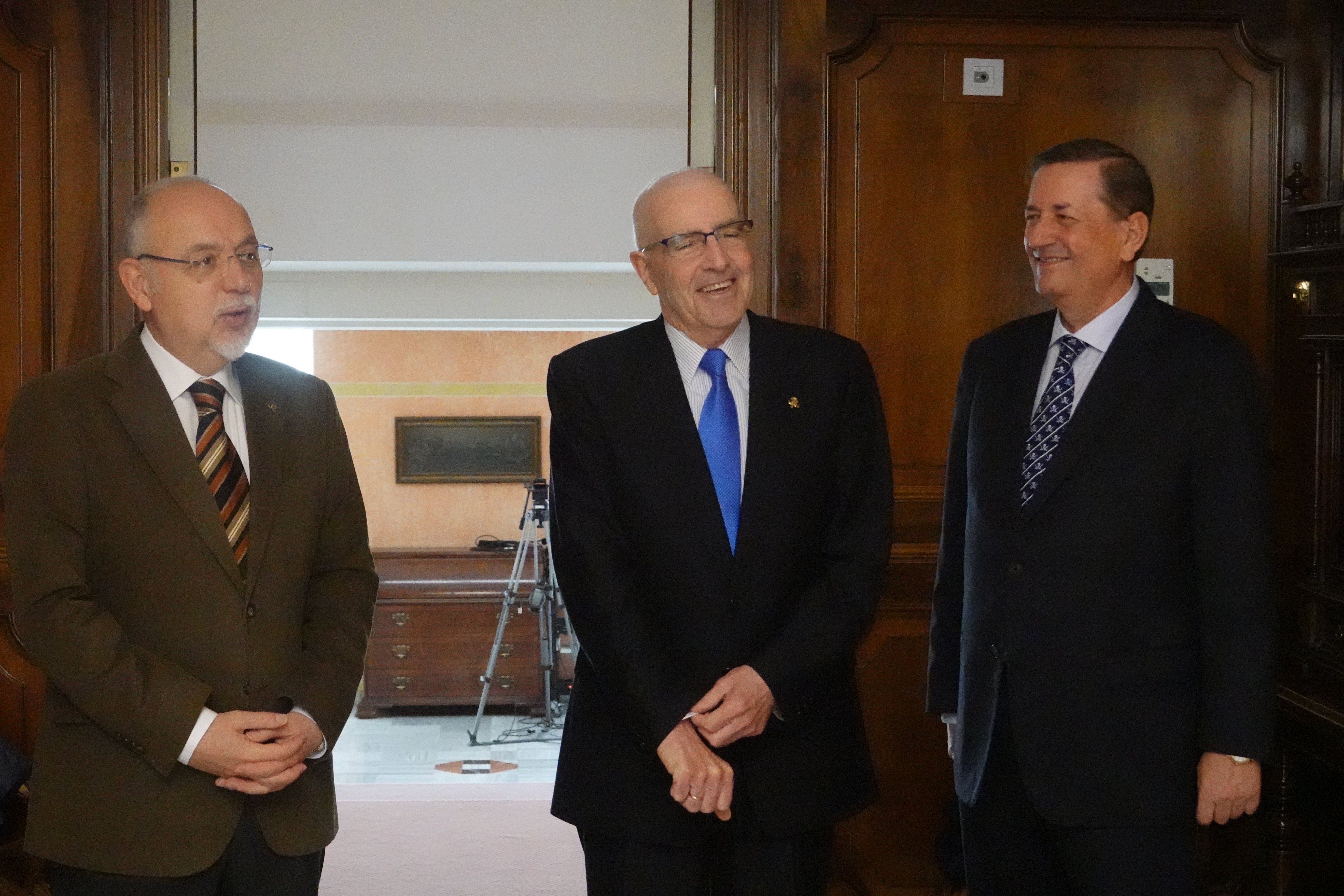 El hermano mayor de la Cofradía California, Juan Carlos de la Cerra, con los mayordomos Francisco Escudero y Joaquín Ortega