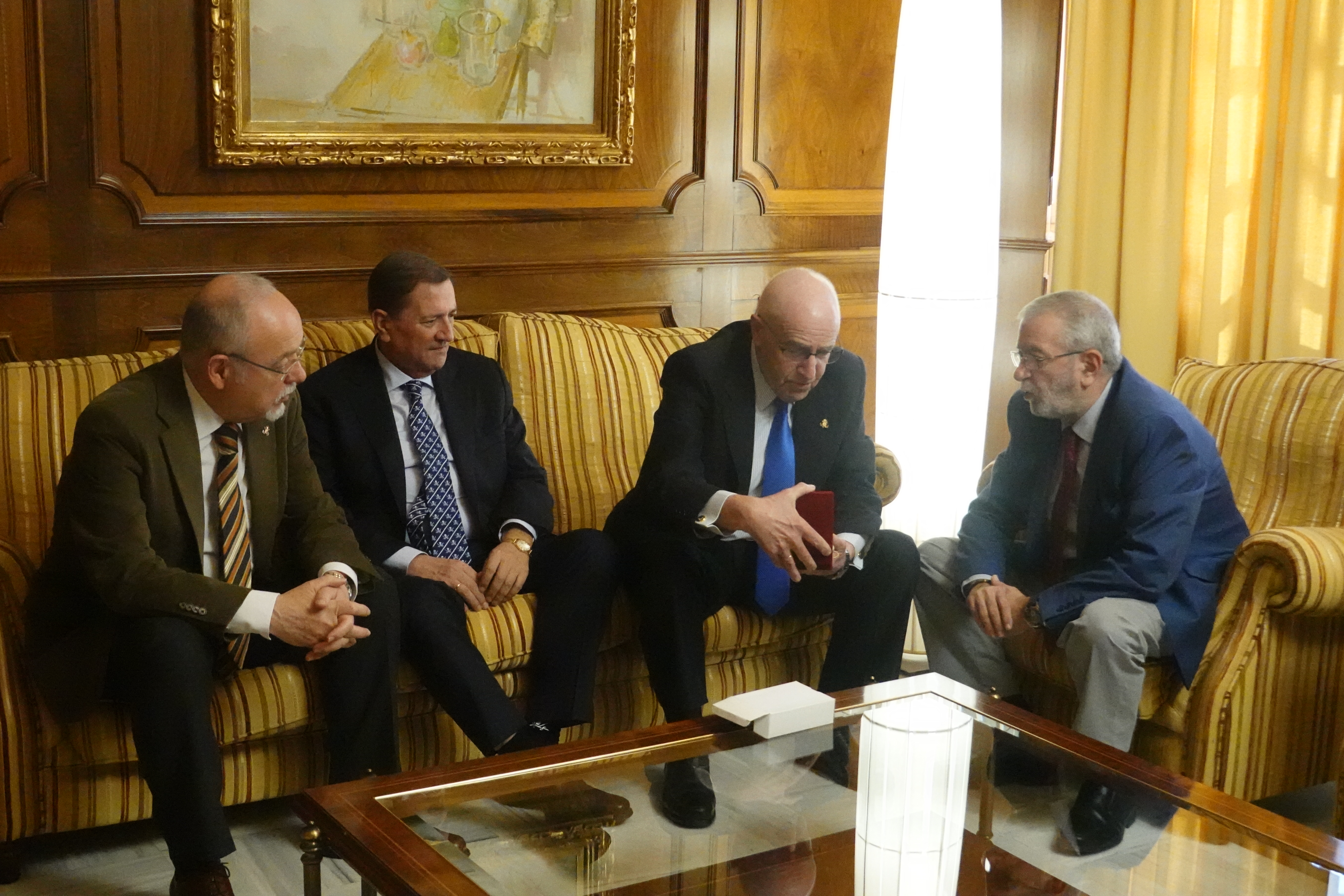 Imagen del encuentro entre el presidente de la Asamblea y la directiva de la Cofradía California