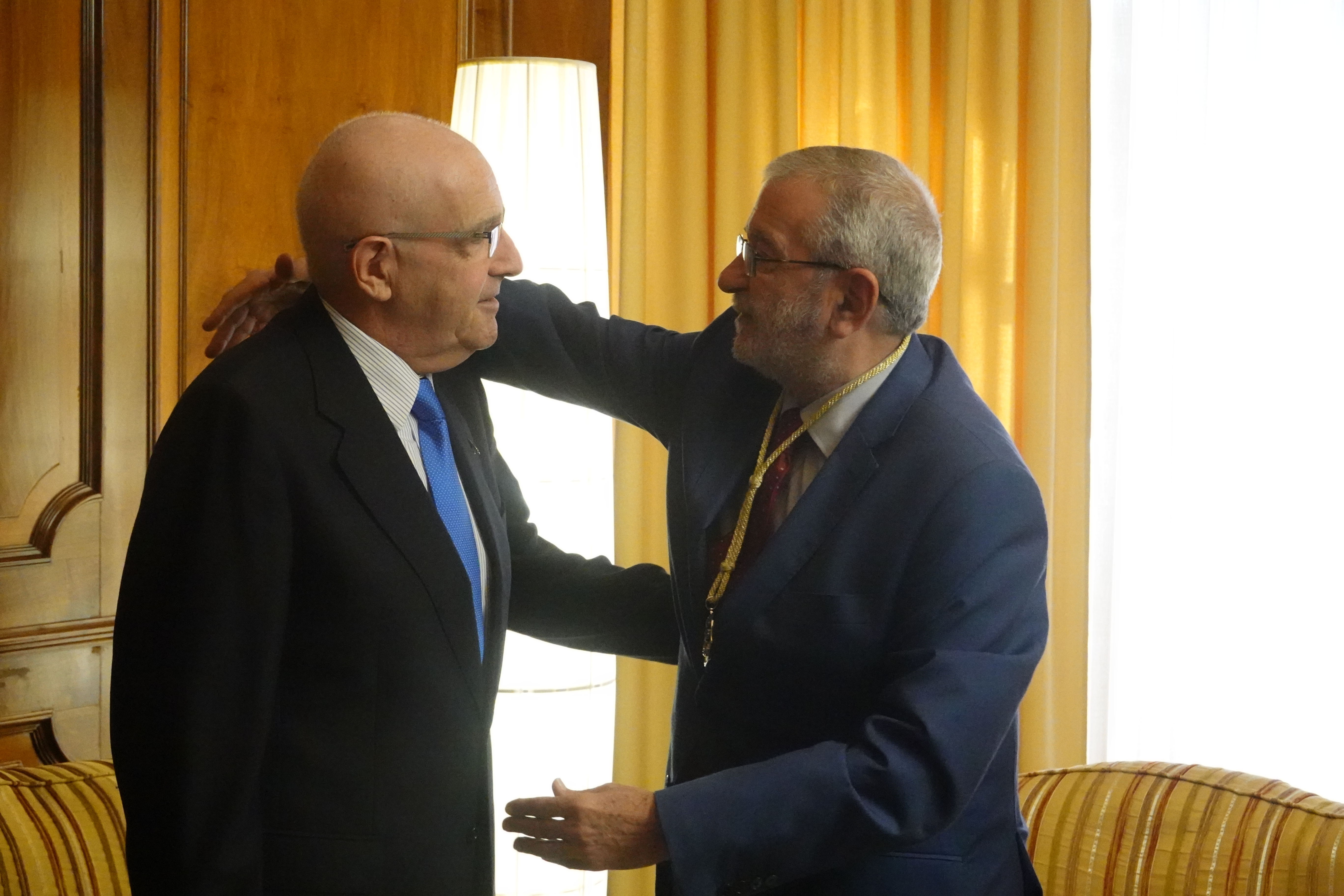 El presidente de la Asamblea agradece la distinción al hermano mayor de la Cofradía California