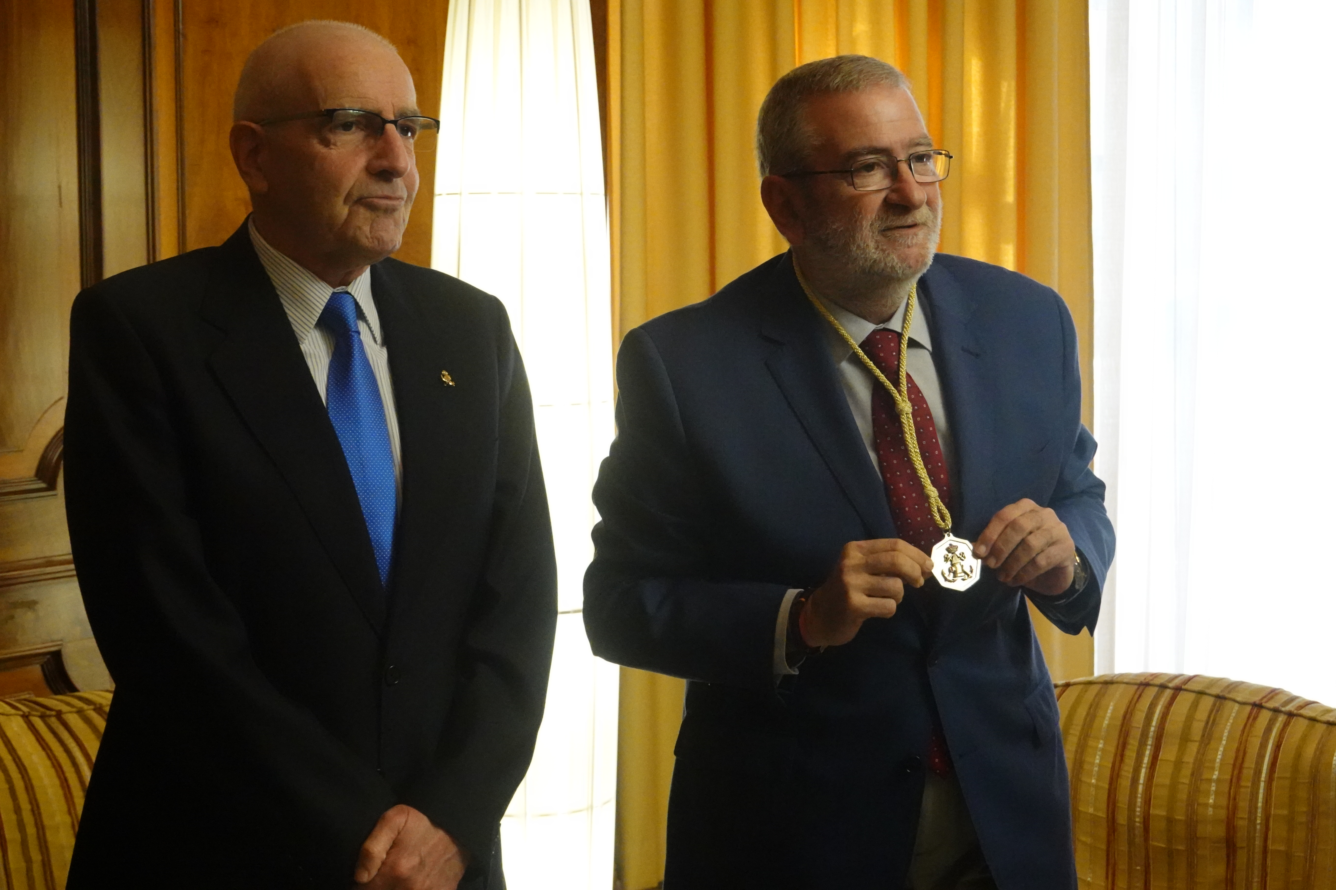 El presidente de la Asamblea, Alberto Castillo, exhibe orgulloso la medalla de mayordomo de la Cofradía California, junto al hermano mayor, Juan Carlos de la Cerra