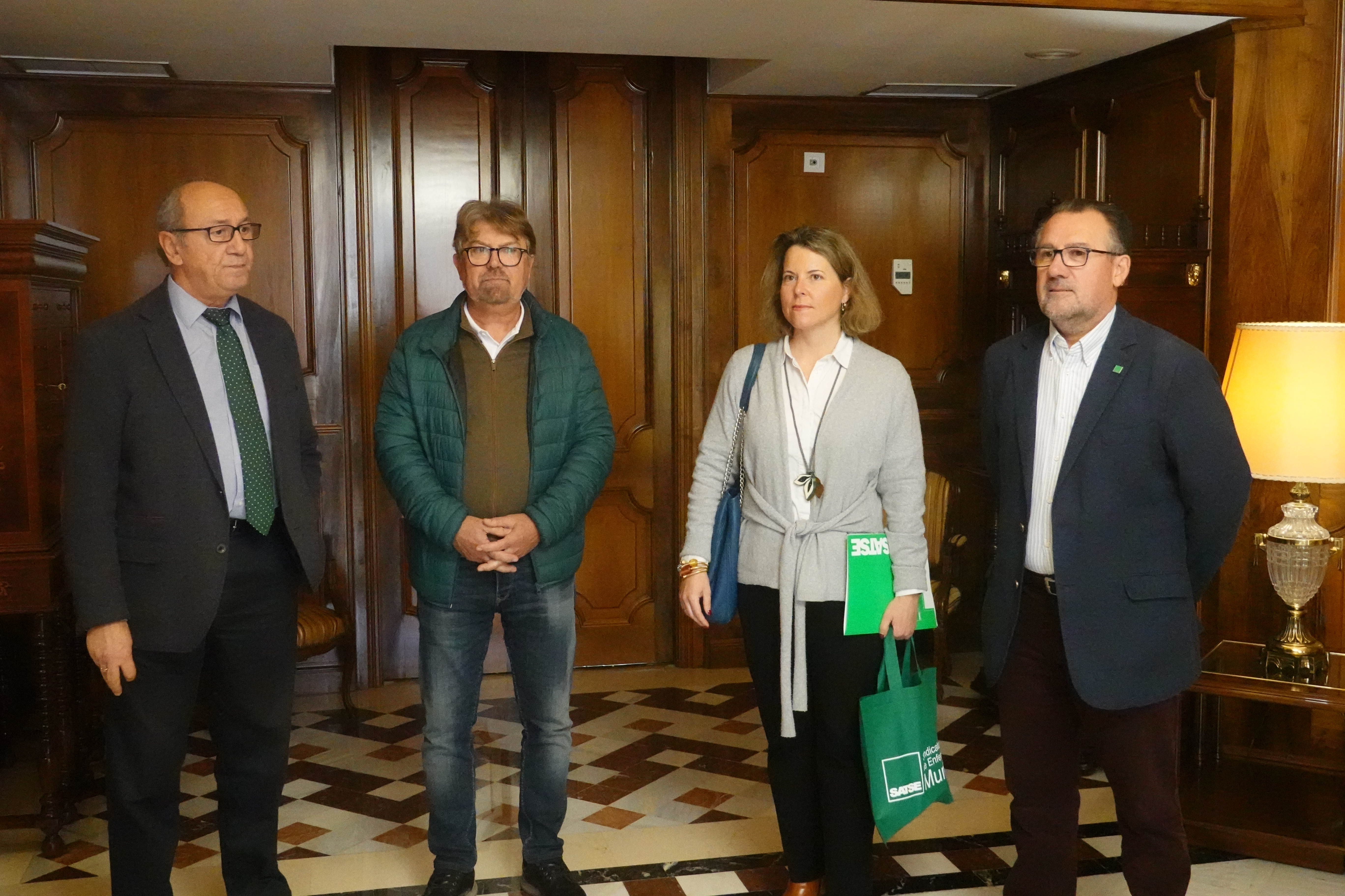 Los representantes del sindicato antes de la reunión que han mantenido con Alberto Castillo