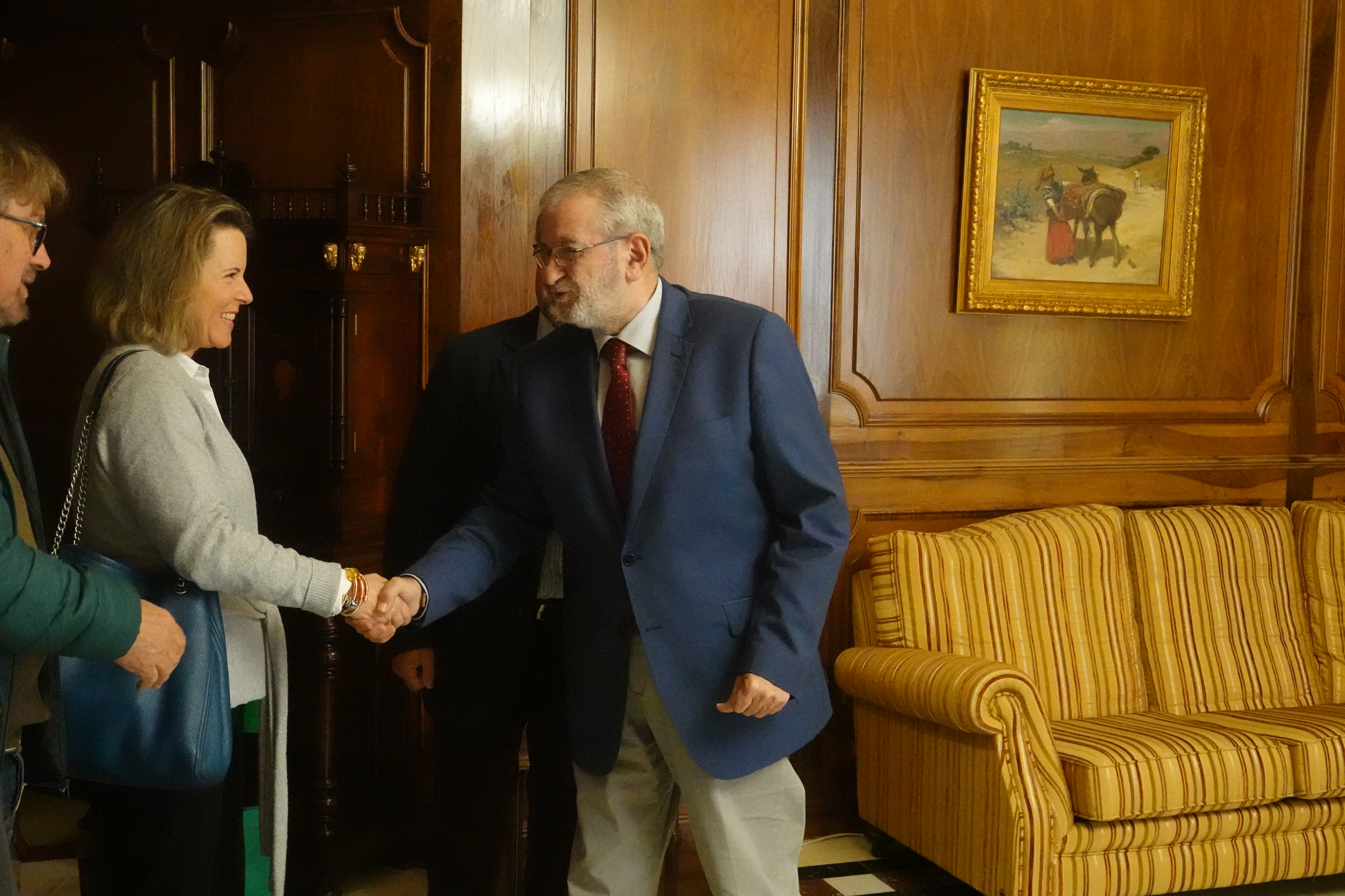 El presidente de la Asamblea saluda a los miembros del Satse tras su llegada al Salón del Príncipe