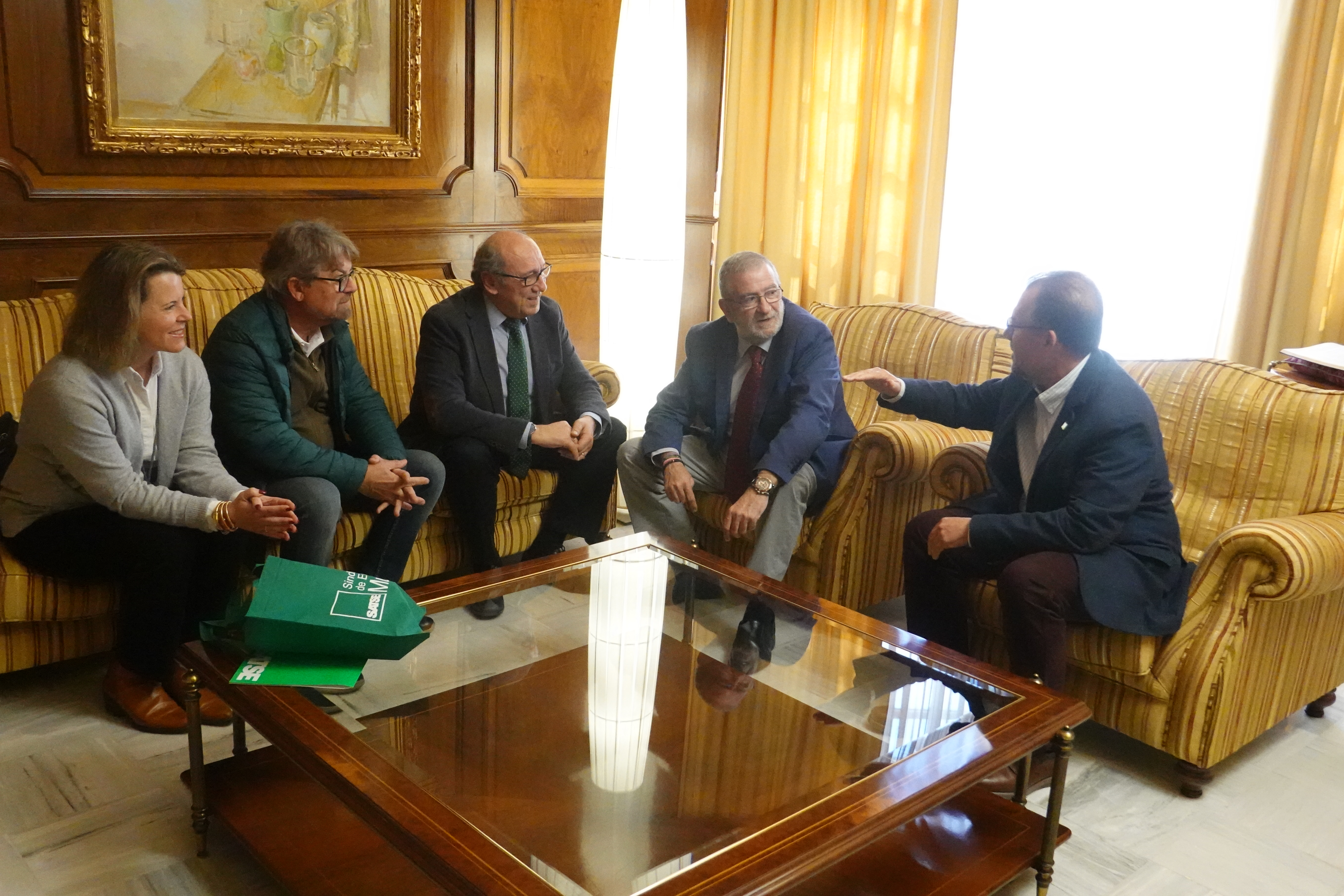 Alberto Castillo durante su reunión con los miembros de la Junta Directiva del Satse