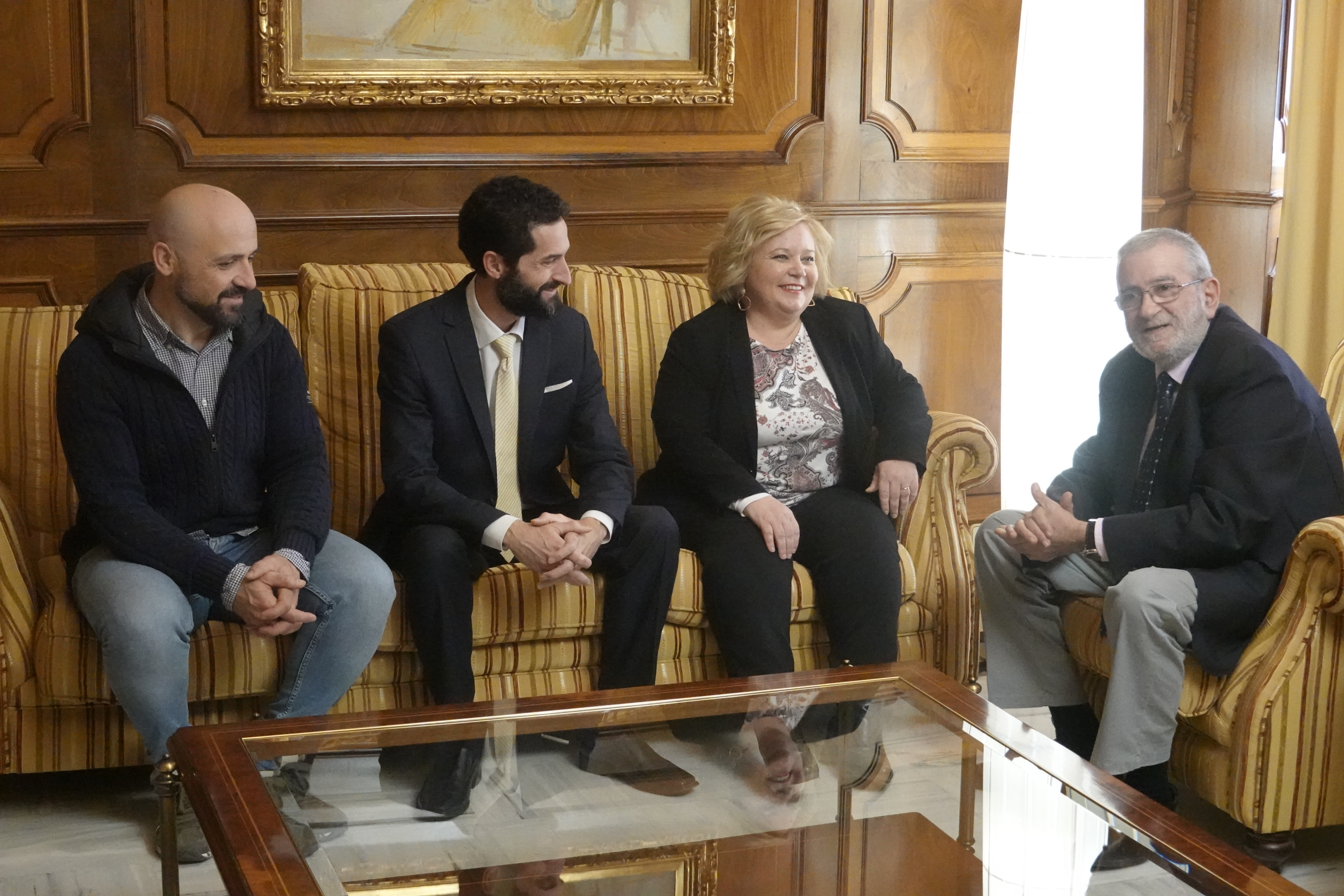 Imagen del encuentro entre el presidente de la Asamblea y los directivos de COEC