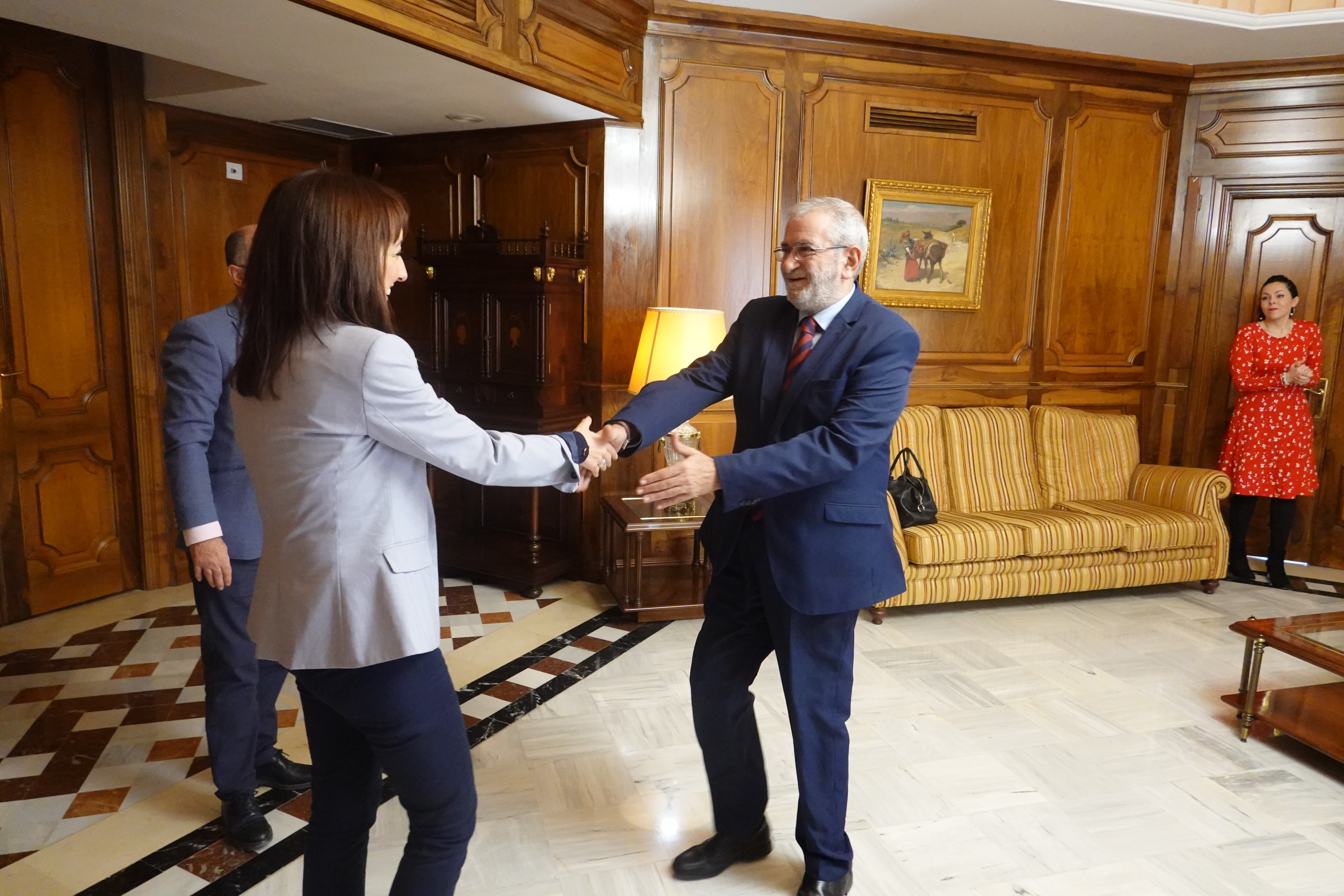 El presidente de la Asamblea, Alberto Castillo, saluda a María Dolores Muñoz, presidenta de la Federación de MunicipiosEl presidente de la Asamblea, Alberto Castillo, saluda a María Dolores Muñoz, presidenta de la Federación de Municipios