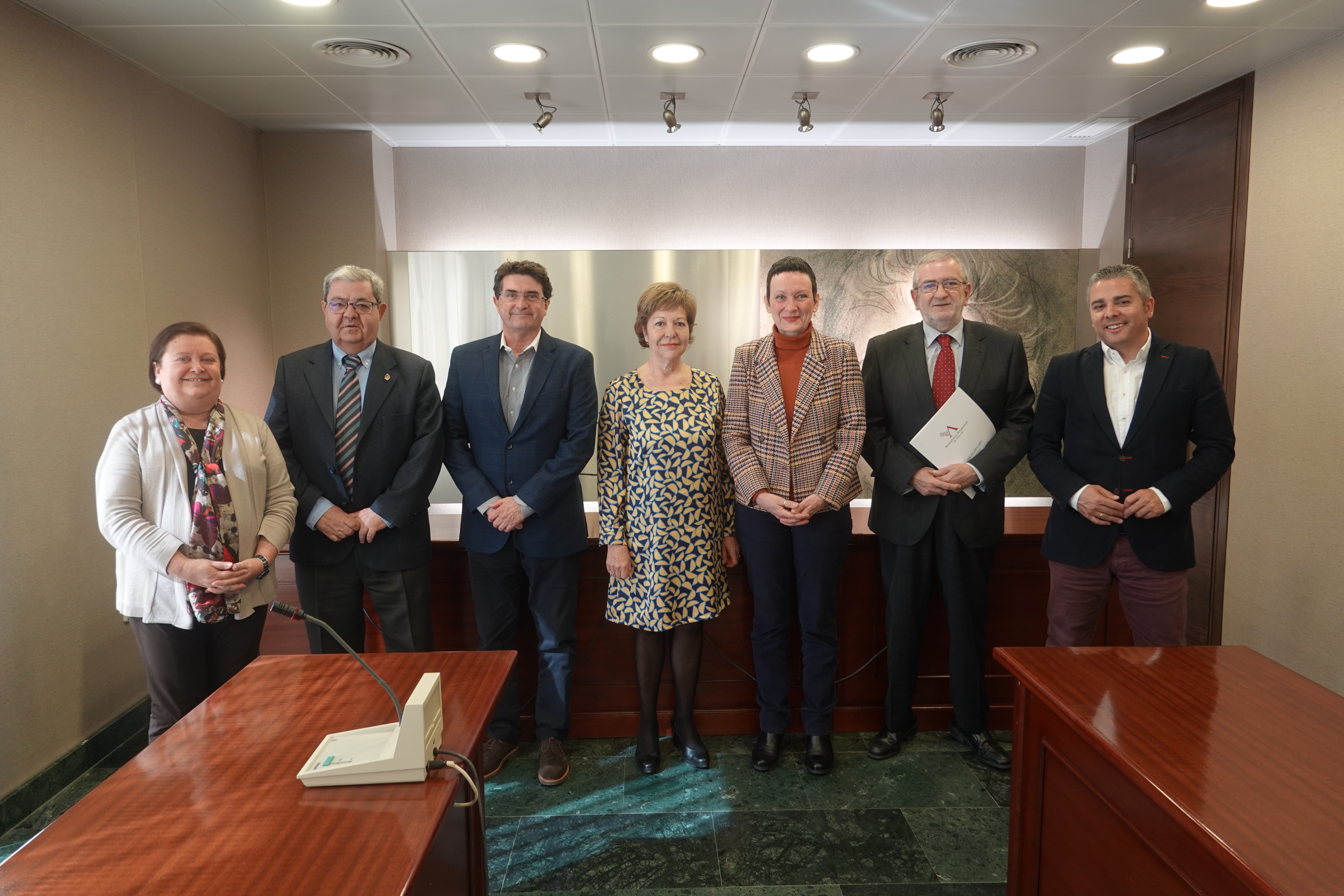 El presidente de la Asamblea Regional, Alberto Castillo, junto a los miembros de la comisión mixta