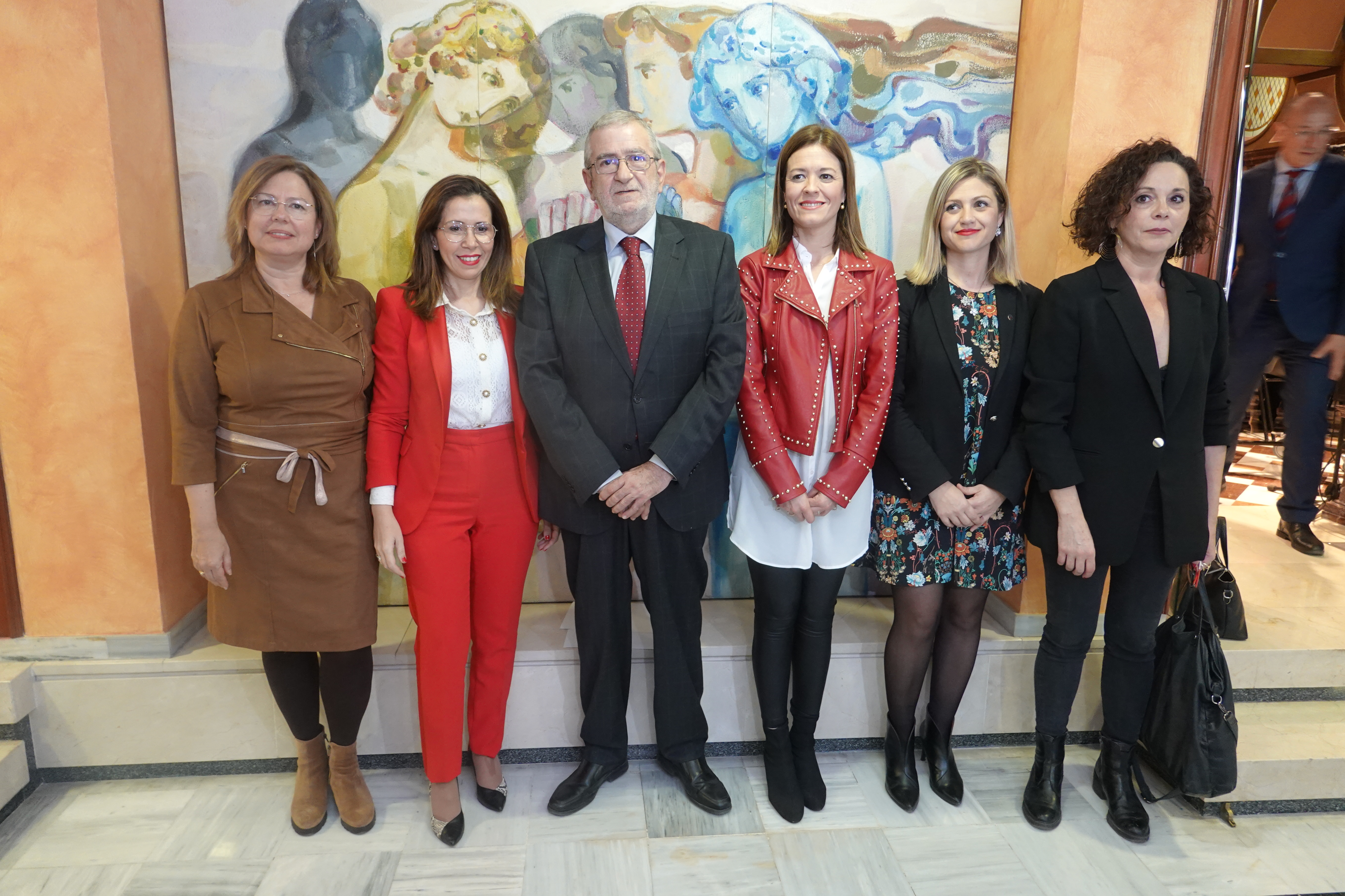 El presidente de la Asamblea, Alberto Castillo, posa con las participantes en la mesa redonda sobre "El nuevo rostro del poder local"