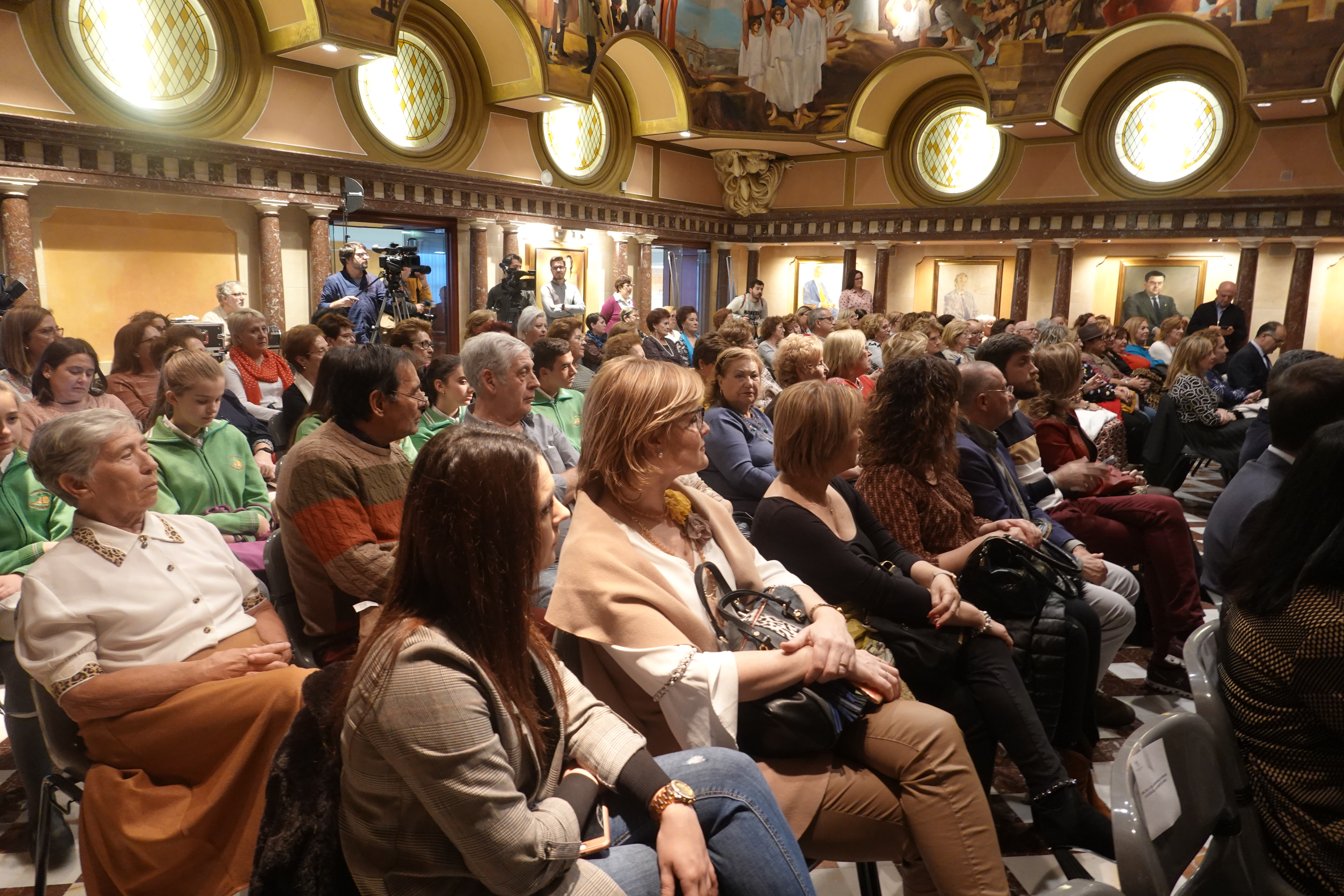 El Patio de las Comarcas ha registrado un lleno total en la mesa redonda celebrada hoy