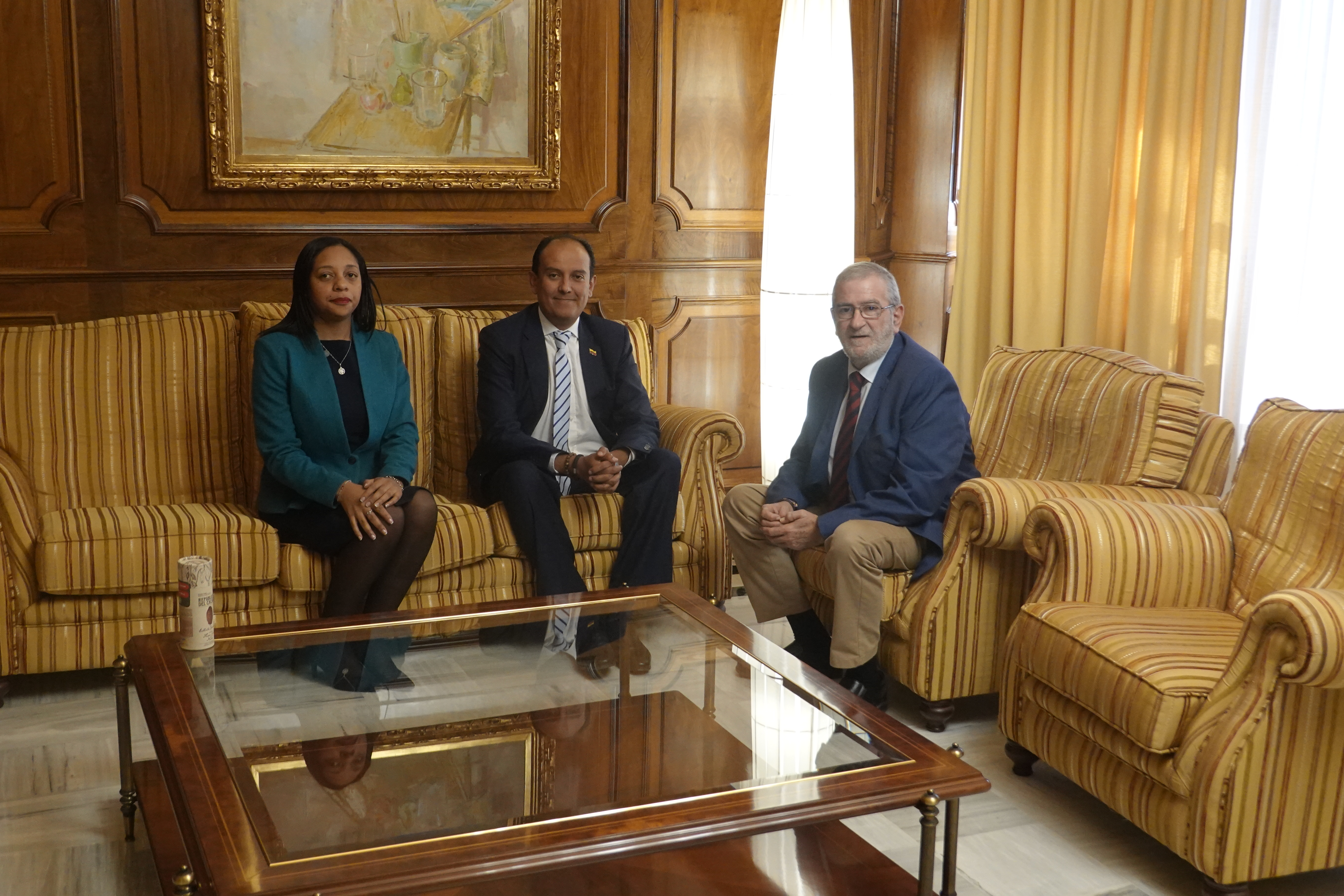 El nuevo cónsul de Ecuador, Miguel Angel Macías, y la vicecónsul, Jeanneth Tadeo, con el presidente de la Asamblea