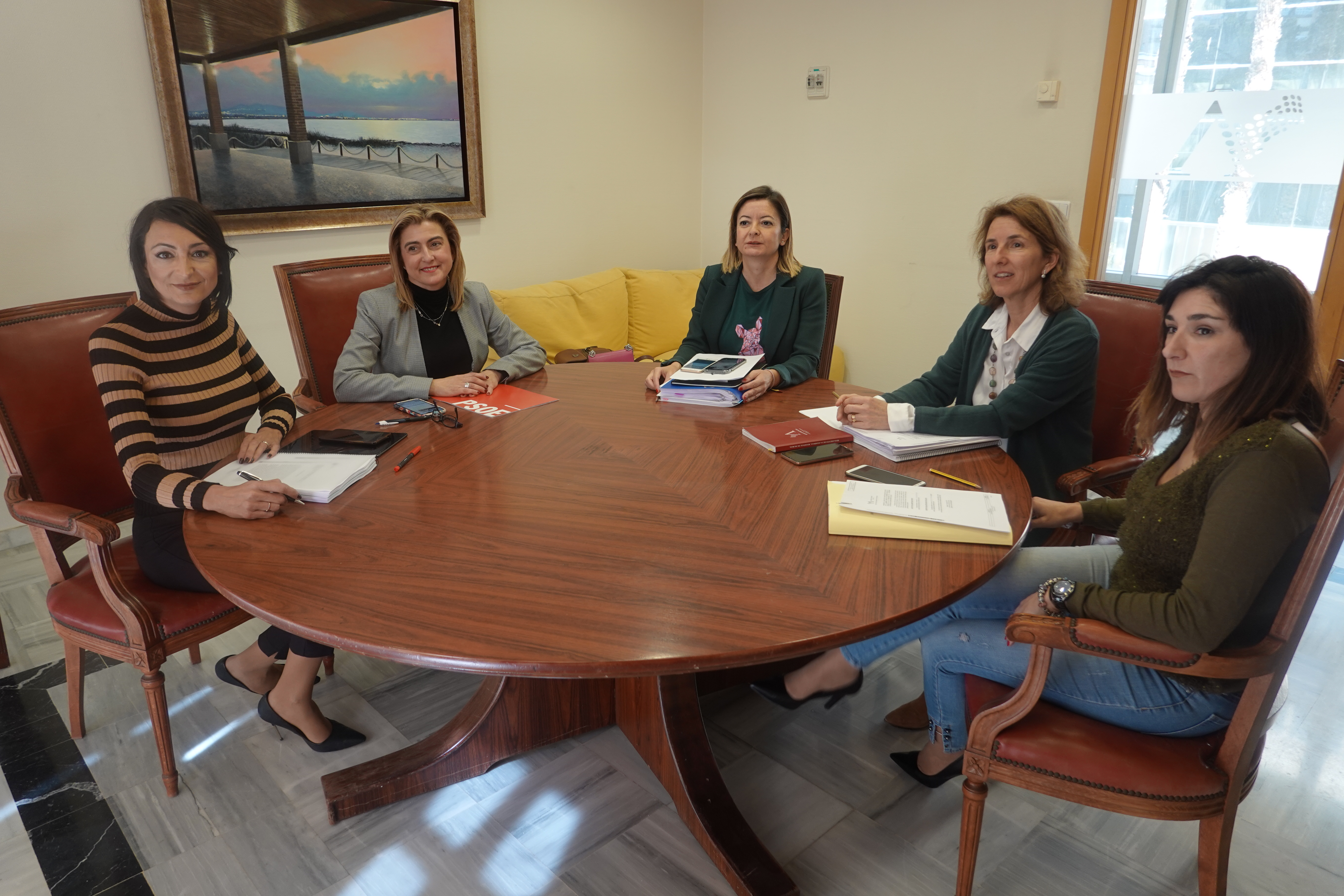 Las integrantes de la Mesa de la Comisión de Economía, con las técnicos de la Asamblea