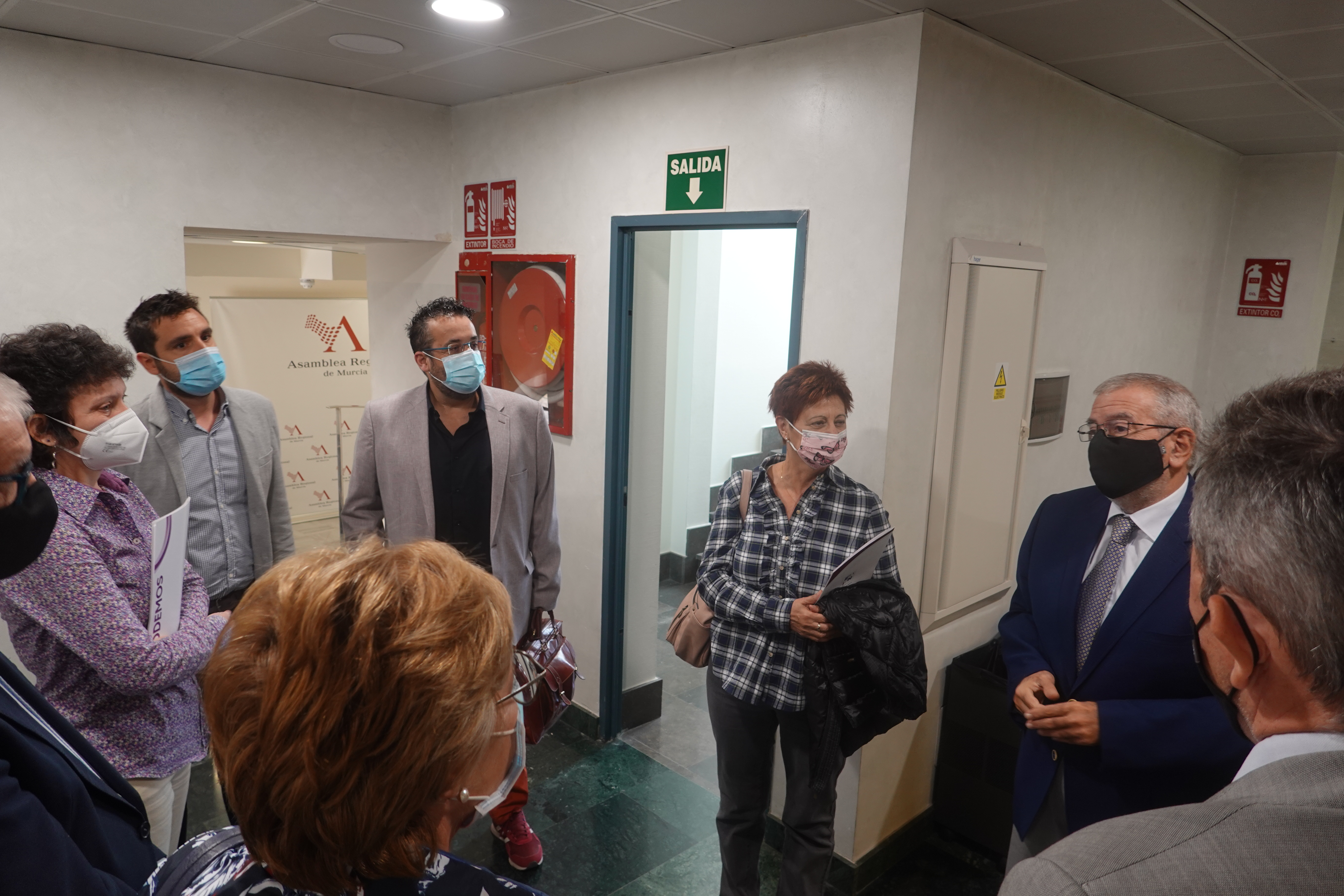 Los directivos de EAPN charlan con los diputados minutos antes de su comparecencia