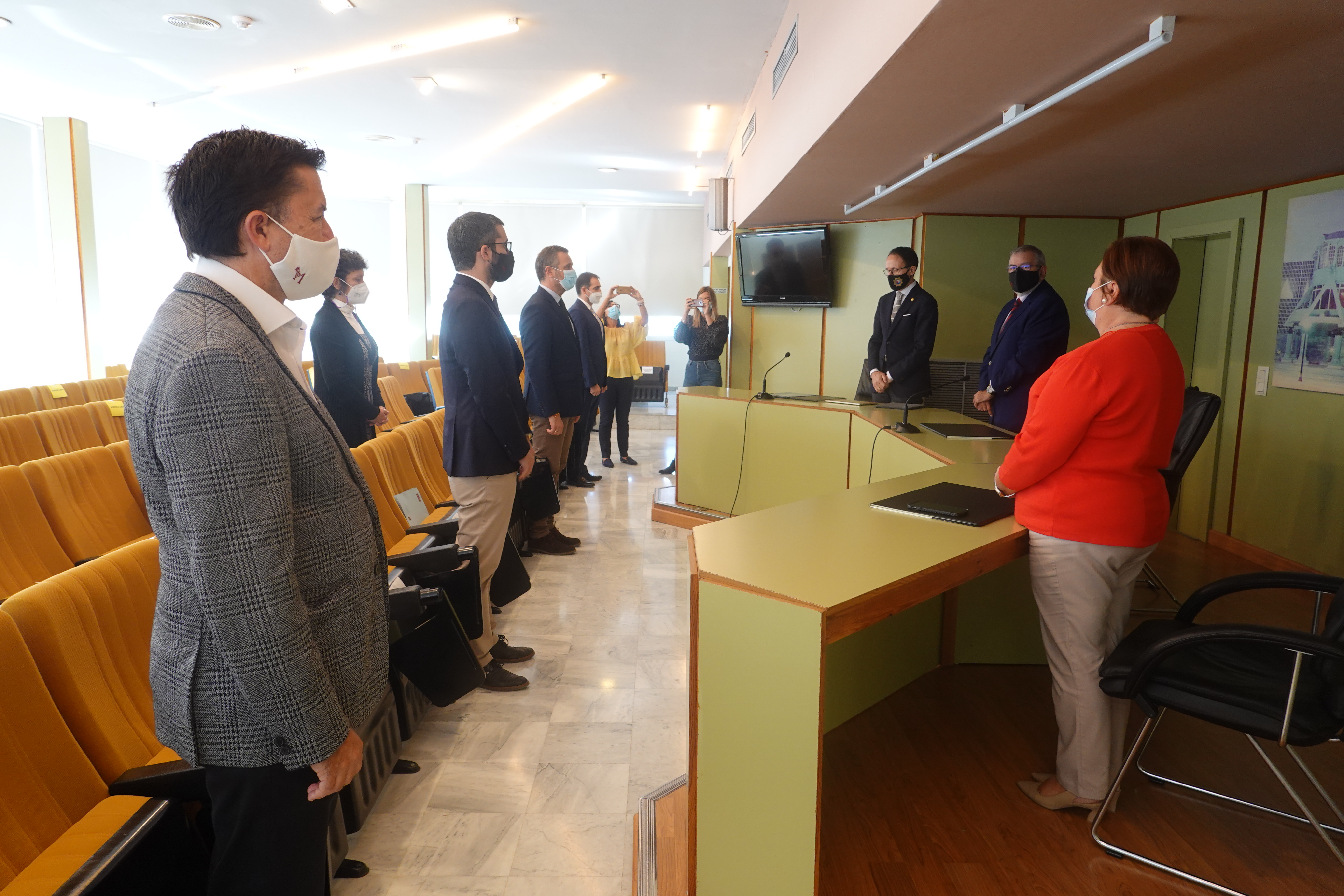 El presidente de la Asamblea Regional y el fiscal superior, junto a la letrada secretaria general y diputados de los cinco grupos parlamentarios durante el acto de presentación de la Memoria de la Fiscalía