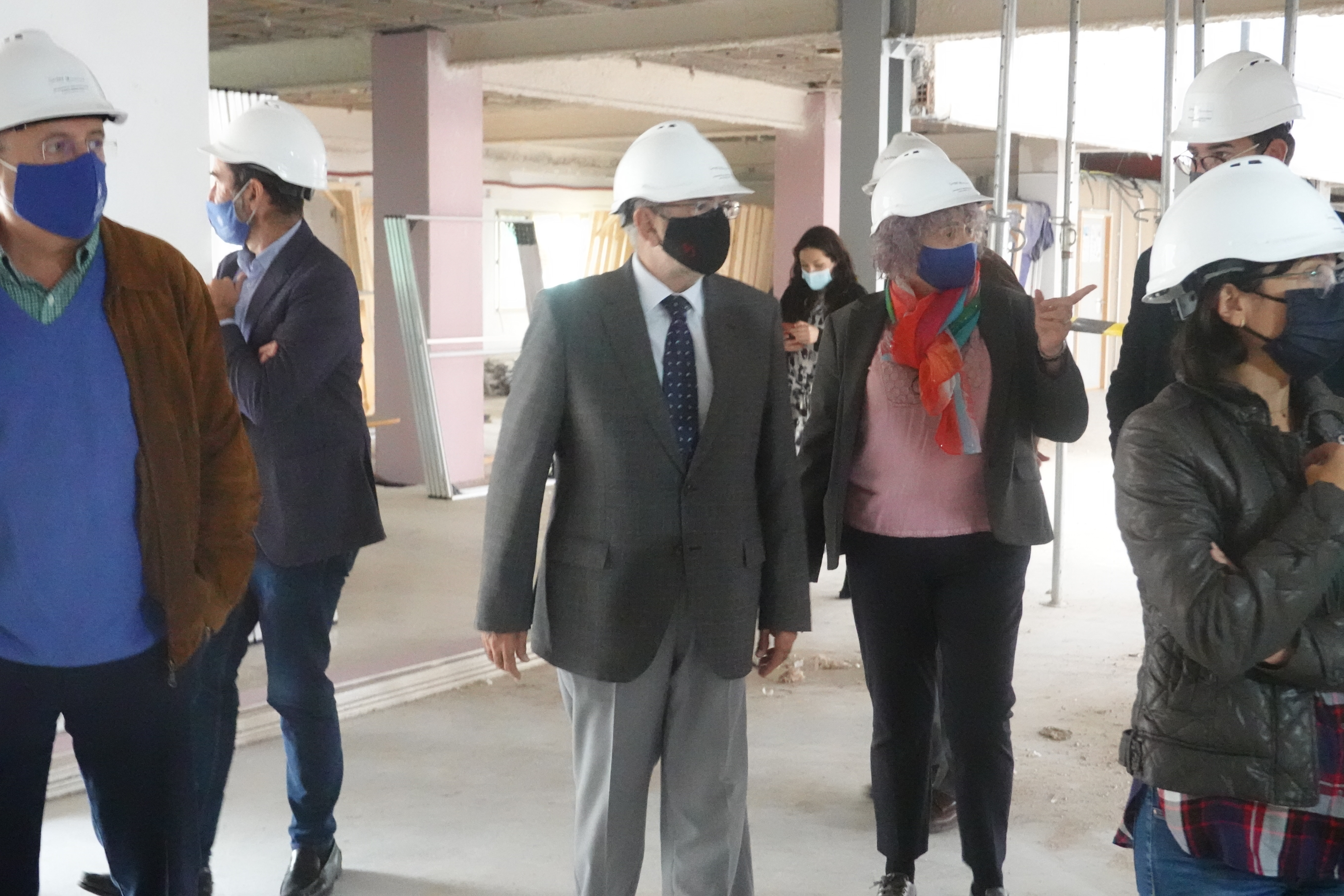 El presidente de la Asamblea, Alberto Castillo, y la rectora de la UPCT, Beatriz Miguel, durante la visita a las obras