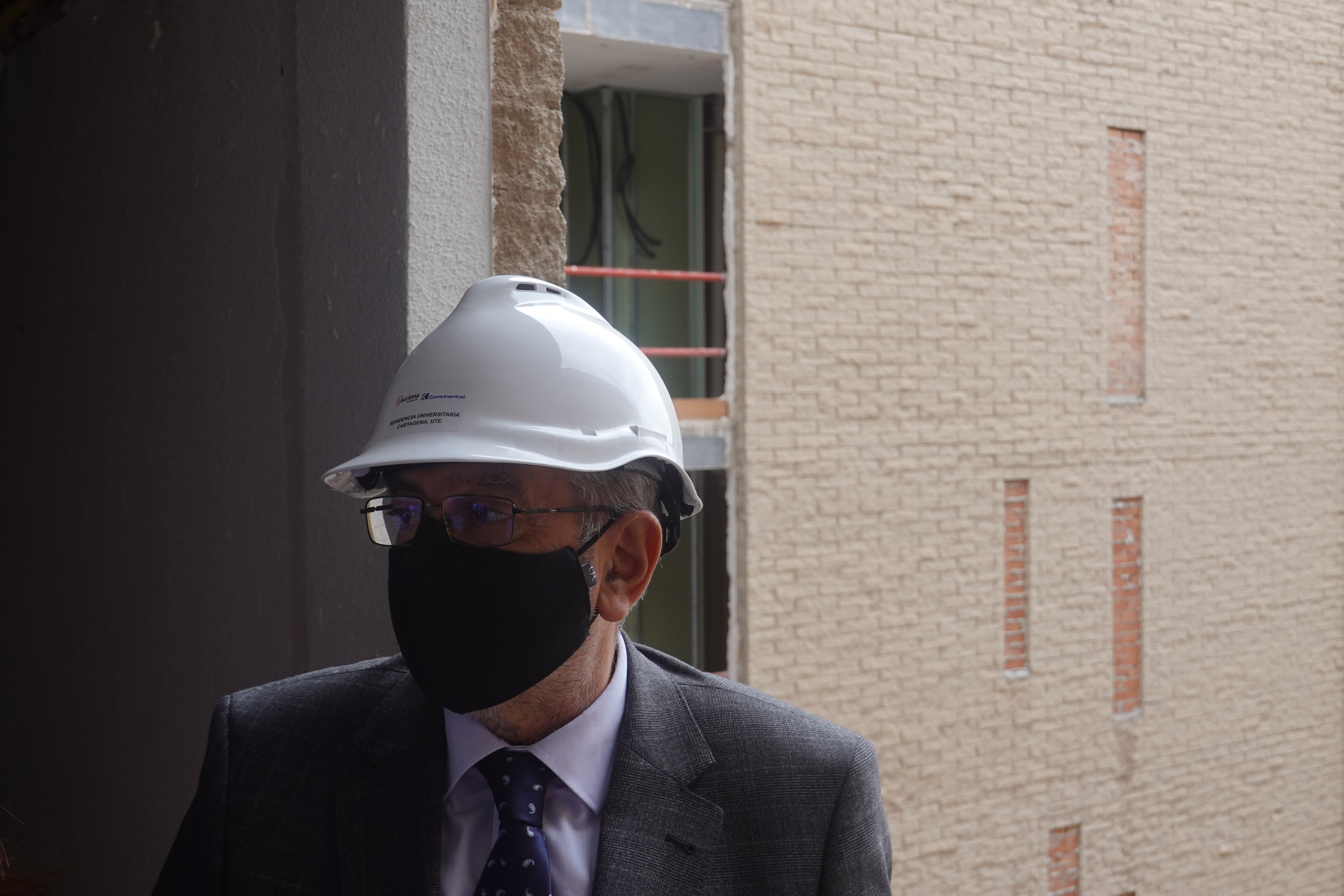 Alberto Castillo, durante la visita a las obras de la nueva residencia universitaria