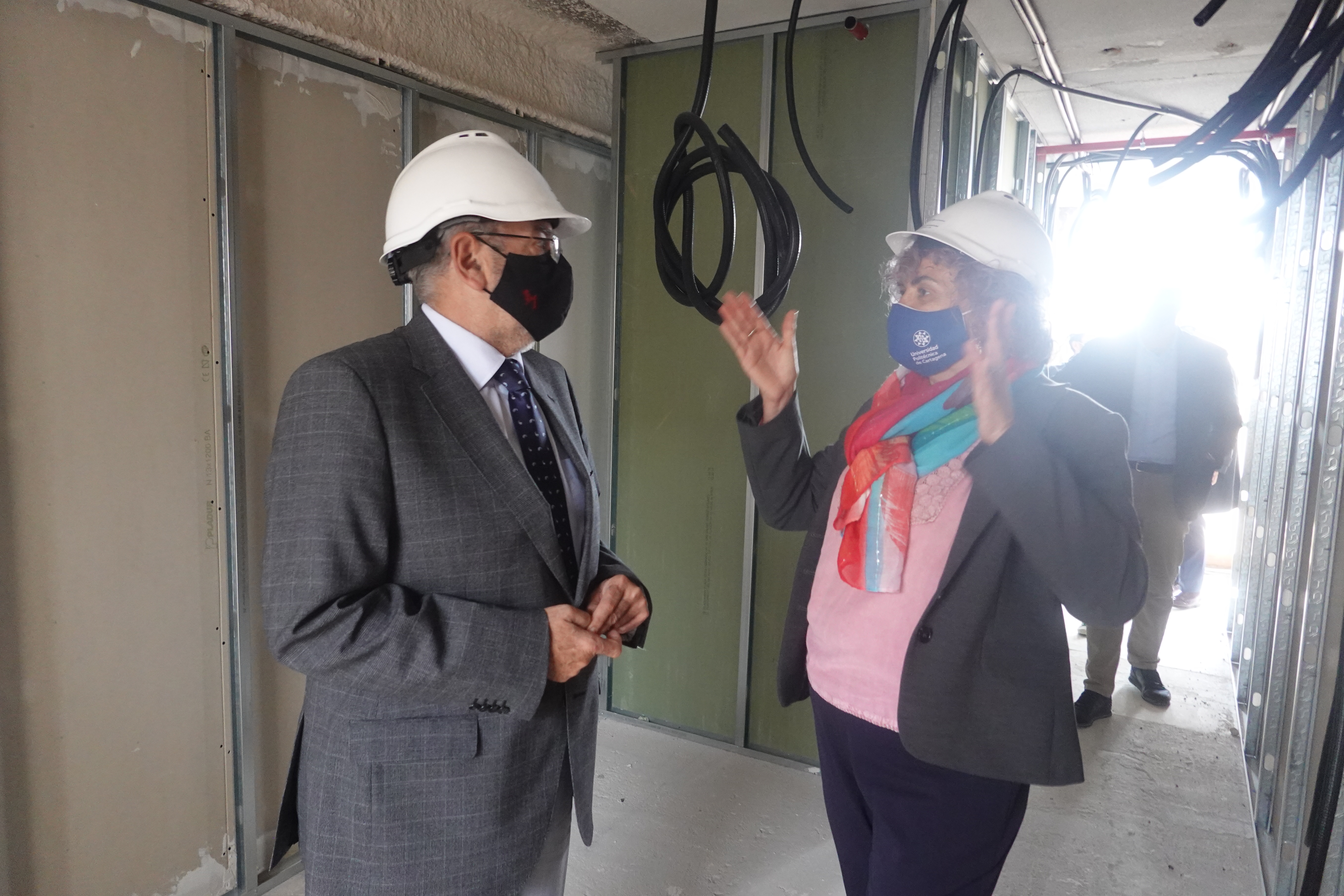 El presidente de la Asamblea, Alberto Castillo, y la rectora de la UPCT, Beatriz Miguel, durante la visita a las obras
