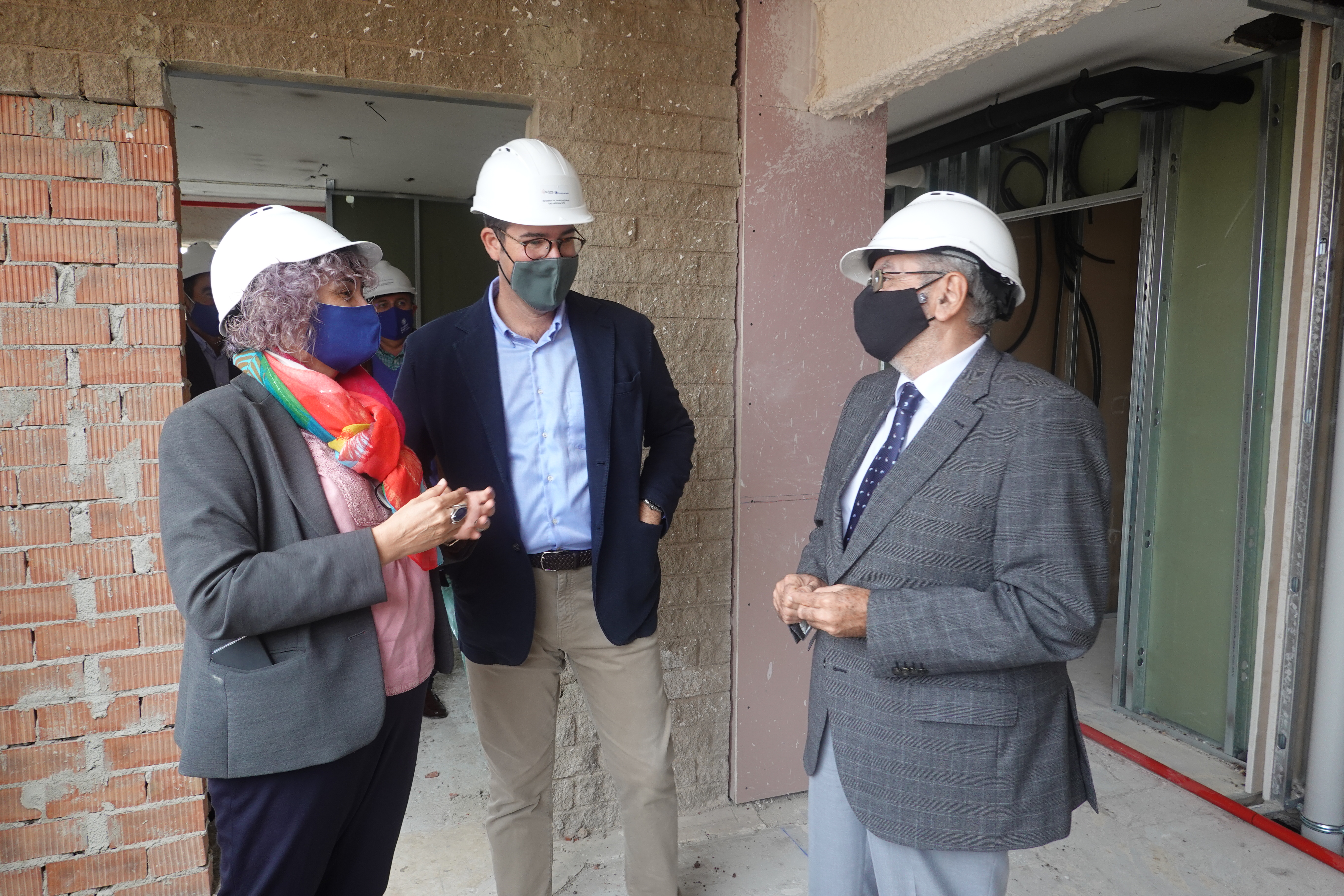 El presidente de la Asamblea, Alberto Castillo, y la rectora de la UPCT, Beatriz Miguel, durante la visita a las obras