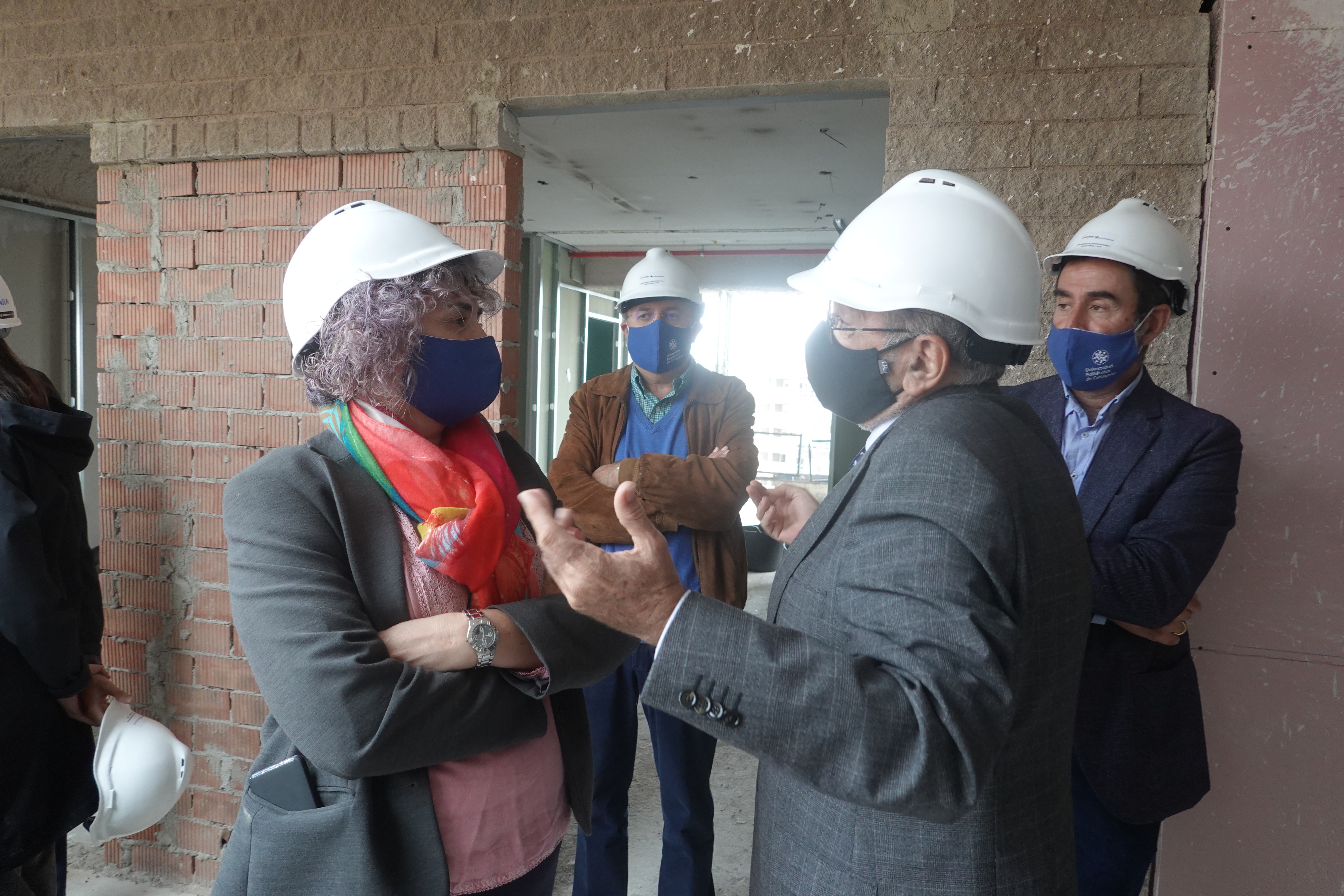 El presidente de la Asamblea, Alberto Castillo, y la rectora de la UPCT, Beatriz Miguel, durante la visita a las obras