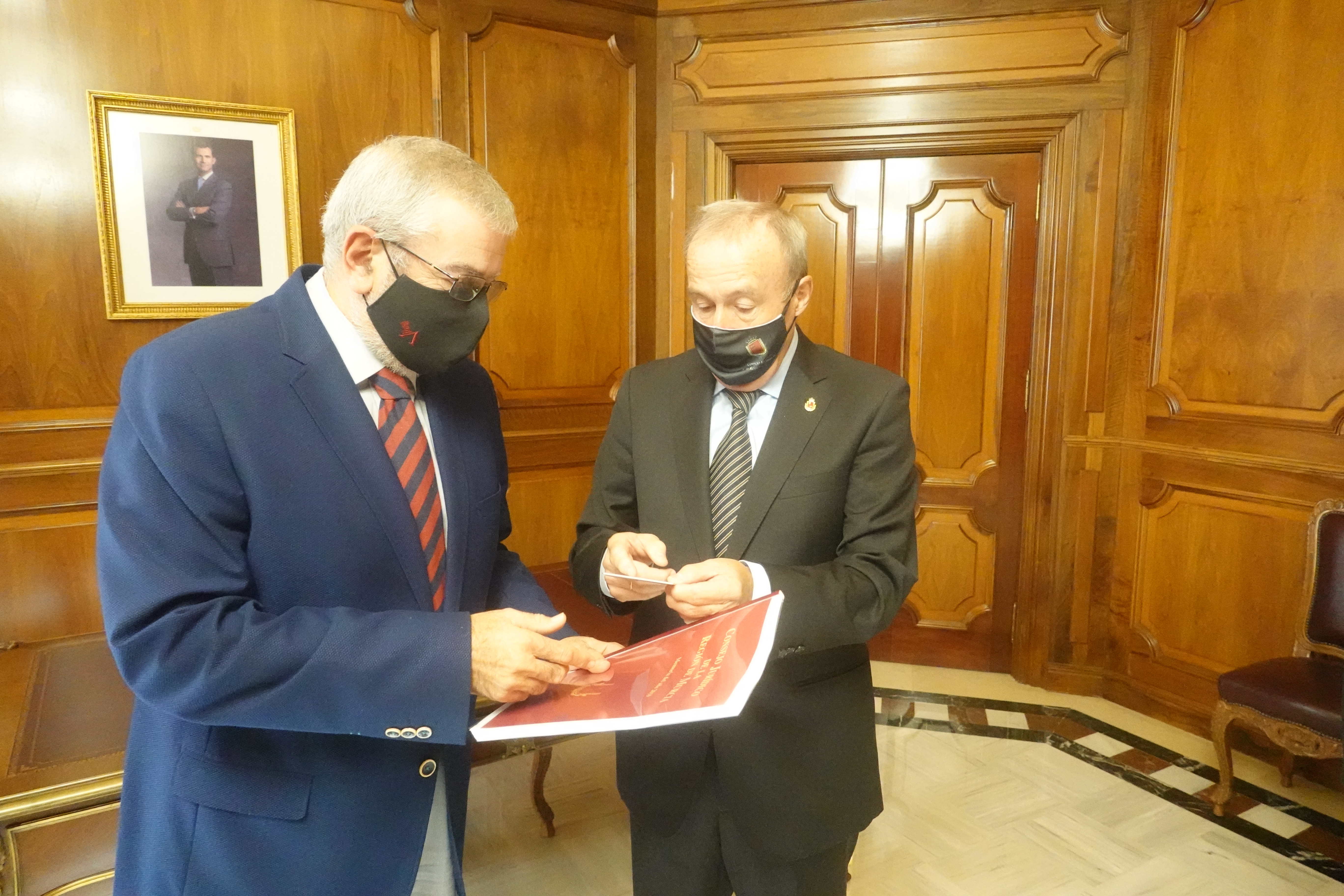Declaraciones del presidente de la Asamblea Regional, Alberto Castillo, recibe la Memoria Jurídica de manos de Antonio Gómez Fayrén