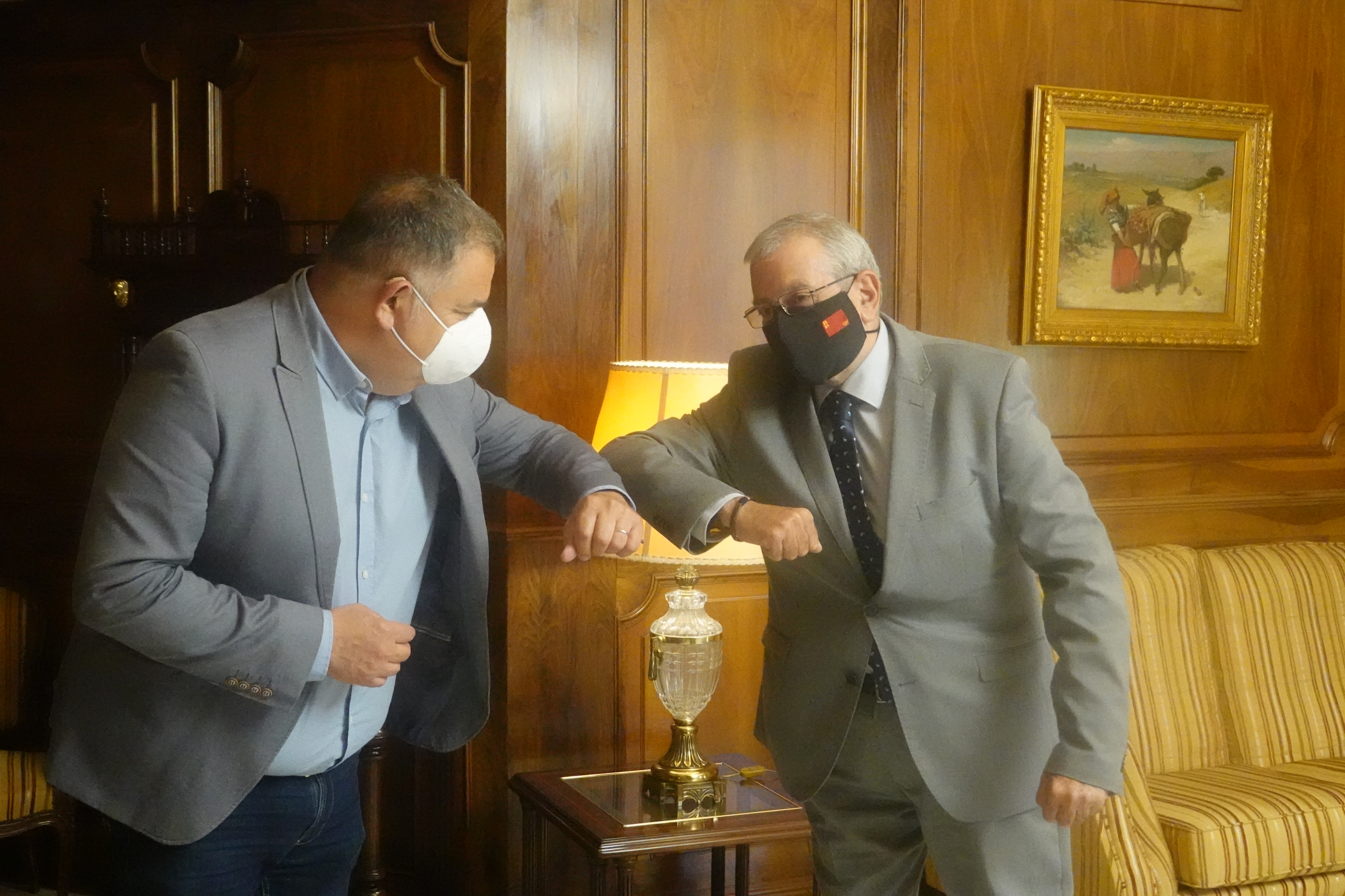 Alberto Castillo saluda a Lucas Jiménez