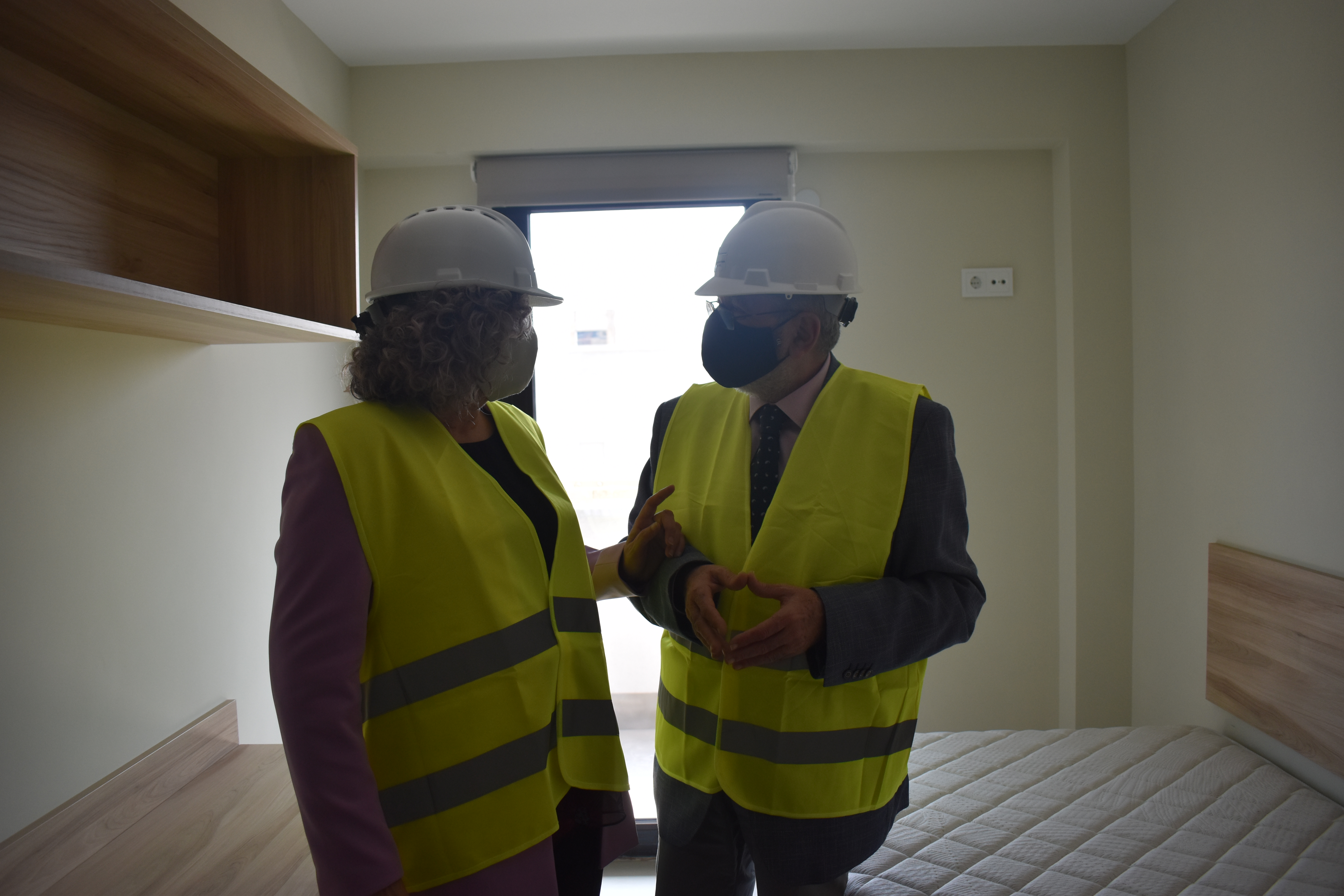Alberto Castillo conversa con Beatriz Miguel en una de las habitaciones piloto de la residencia
