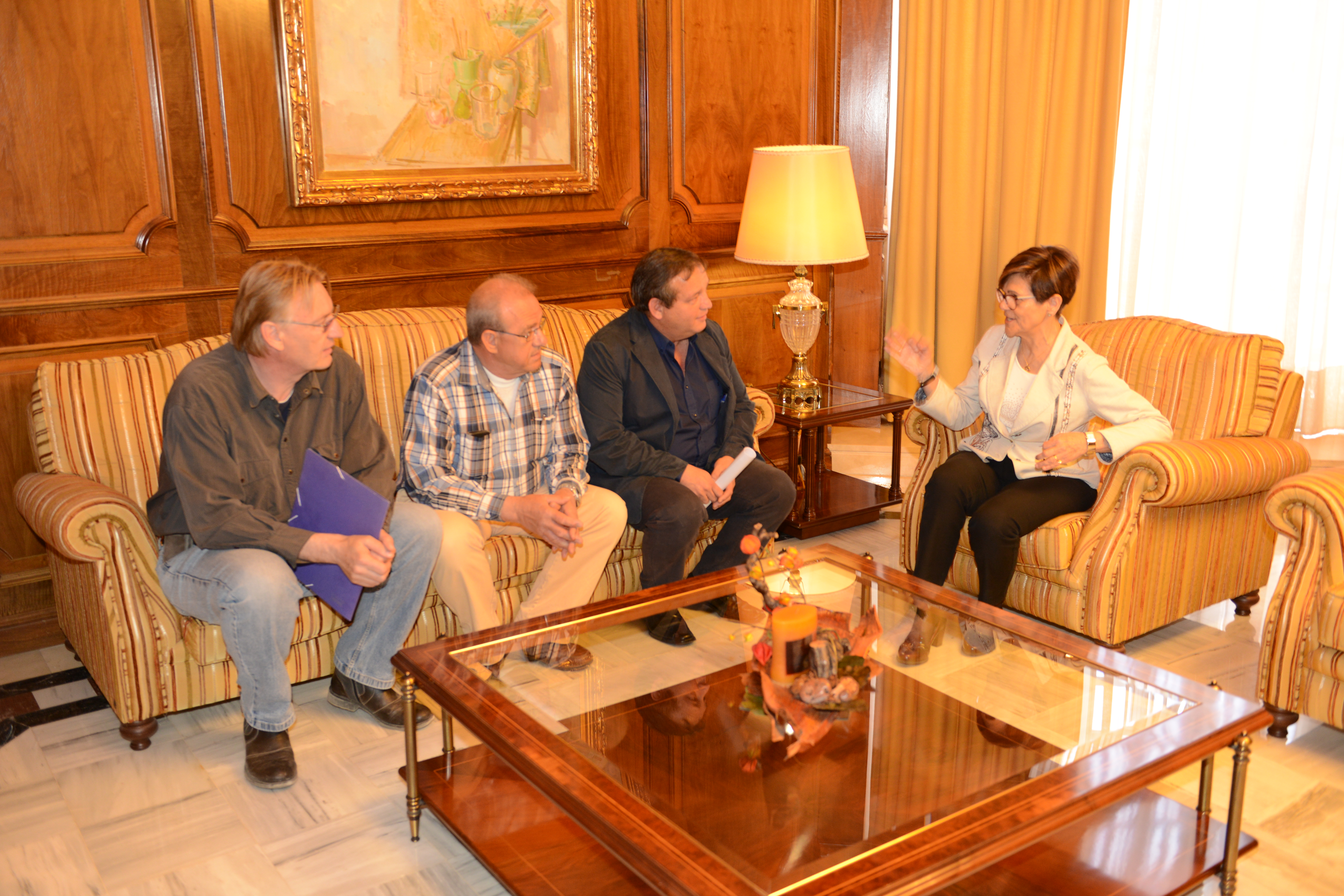 La presidenta de la Asamblea Regional, con representantes de asociaciones vecinales de Los Urrutias