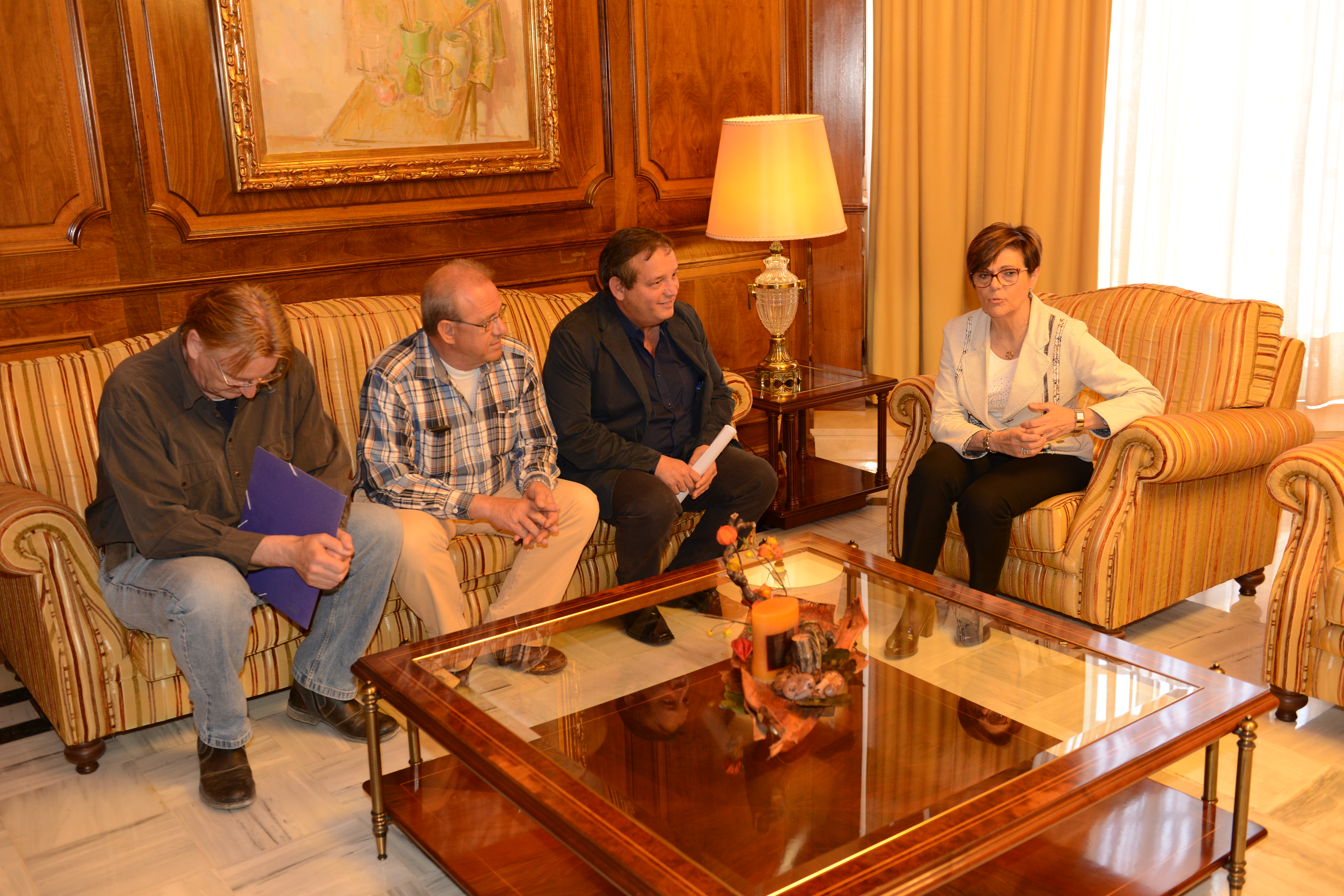 La presidenta de la Asamblea Regional, con representantes de asociaciones vecinales de Los Urrutias
