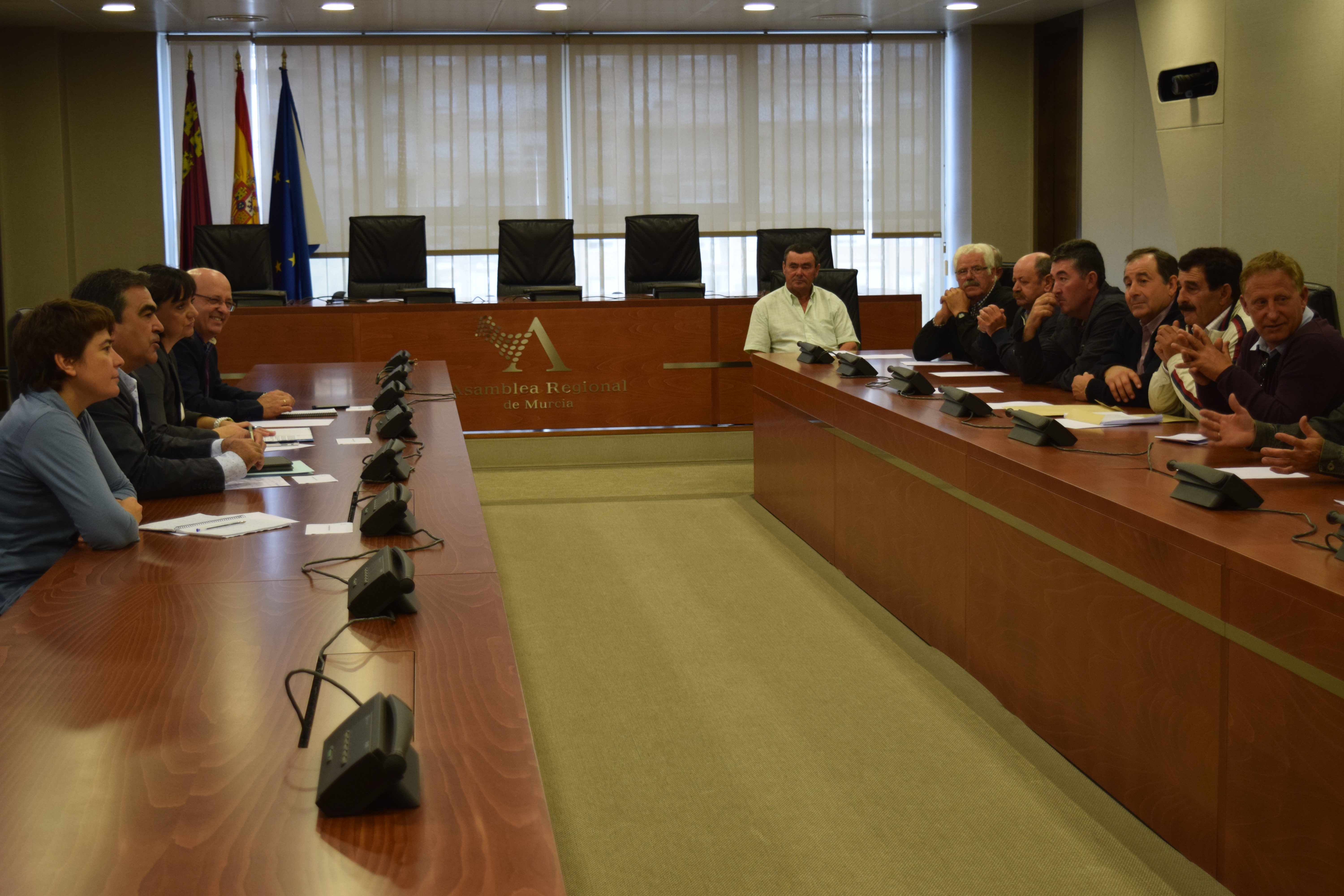 Representantes de los distintos Grupos Parlamentarios reunidos con la Comunidad de Regantes del Campo Alto de Lorca.